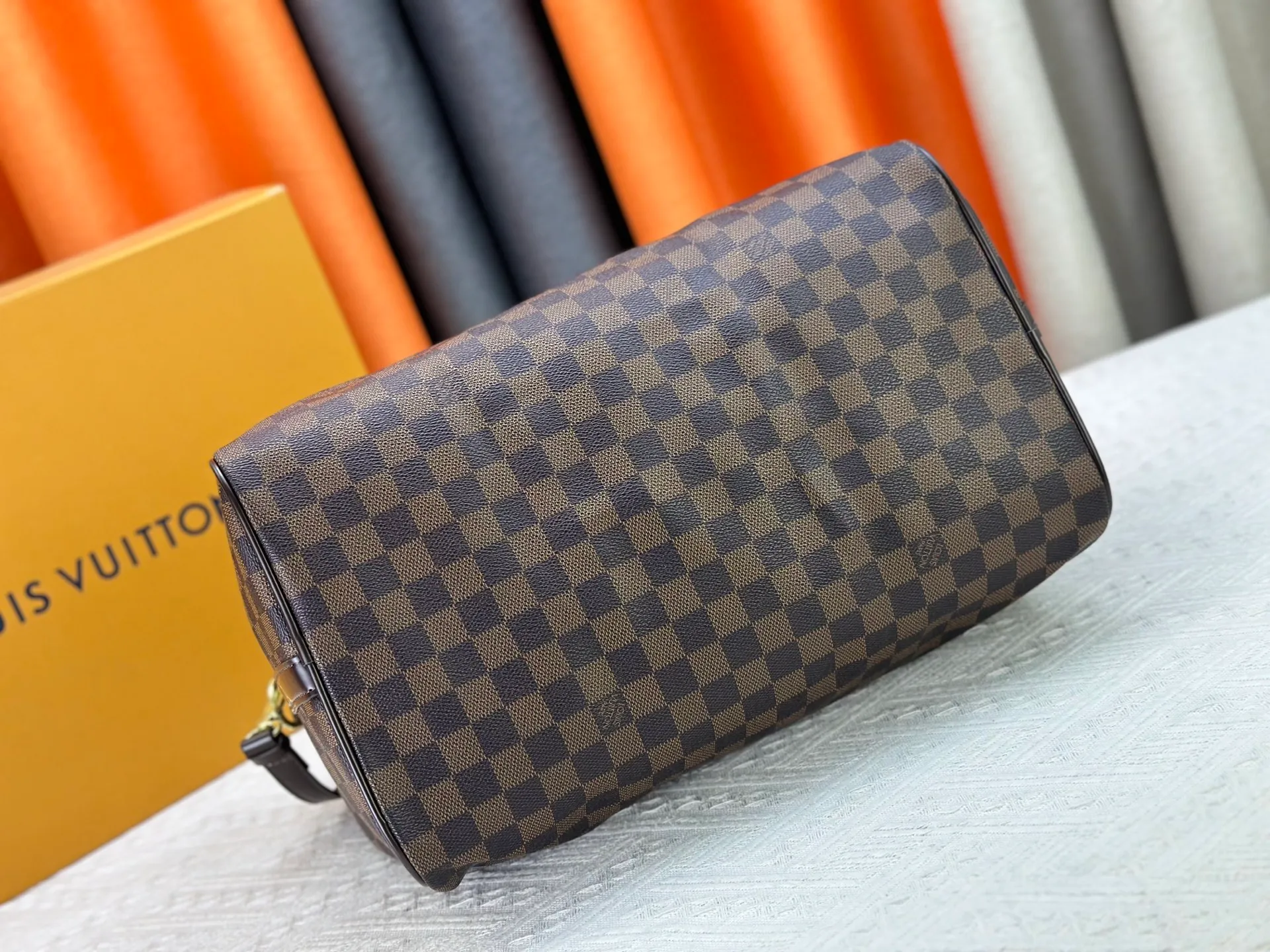P240 P250 P260 high-definition shooting quality as shown in the picture. Good quality, full of positive reputation! Highly recommended Speedy fashion hot model, classic Monogram canvas➕imported Italian discolored yellow leather trim➕high-end original hardware➕adjustable shoulder strap lock. It feels soft, highly practical, and can be called a classic. The upper body is super elegant. Brand: LouisVuitton! Model: Small 40390/Medium 40391/Large 40392! Material: Imported original leather! Size: small size 25*19*15, medium size 30*21*17, large size 35*23*18,