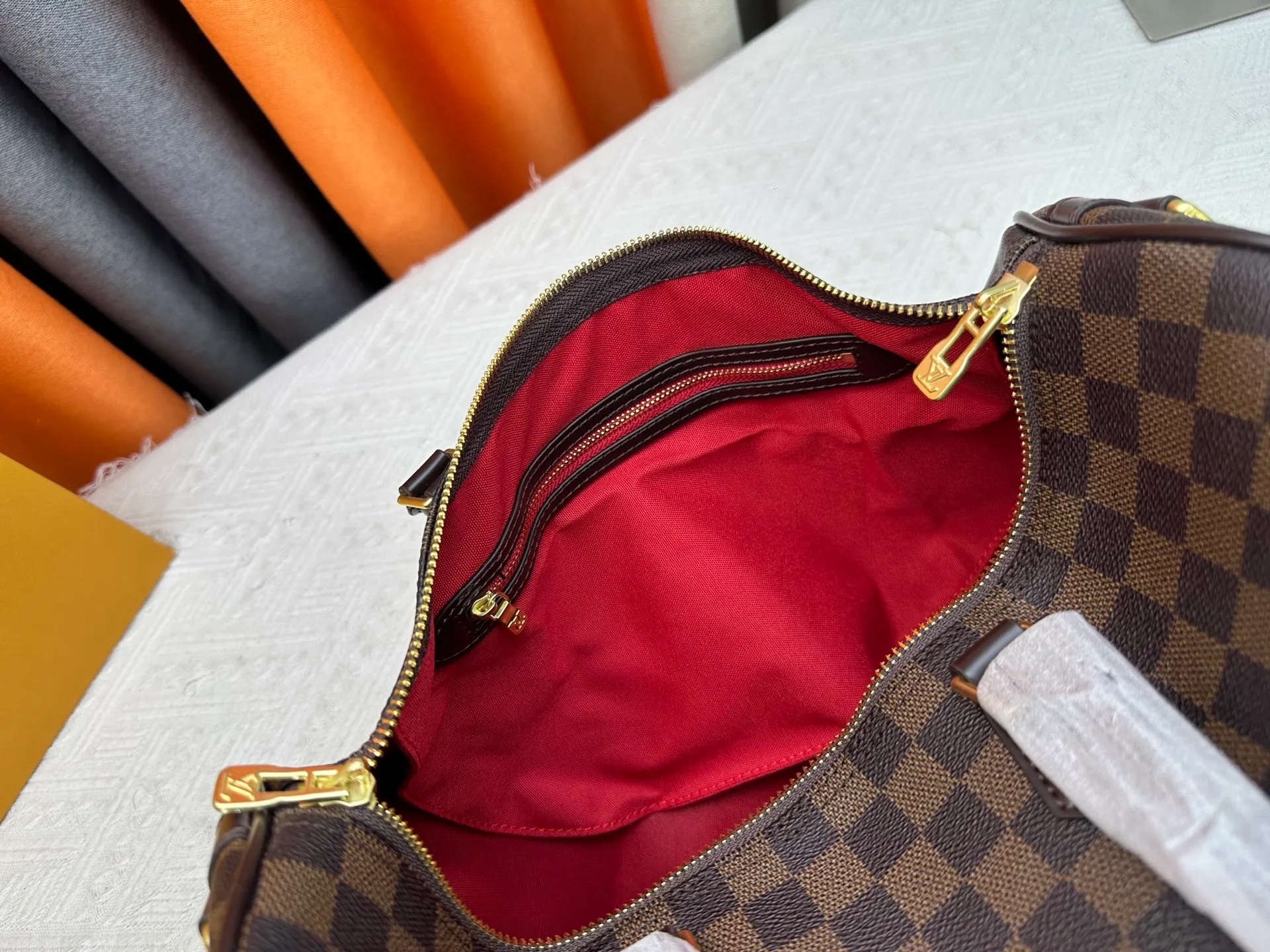 P240 P250 P260 high-definition shooting quality as shown in the picture. Good quality, full of positive reputation! Highly recommended Speedy fashion hot model, classic Monogram canvas➕imported Italian discolored yellow leather trim➕high-end original hardware➕adjustable shoulder strap lock. It feels soft, highly practical, and can be called a classic. The upper body is super elegant. Brand: LouisVuitton! Model: Small 40390/Medium 40391/Large 40392! Material: Imported original leather! Size: small size 25*19*15, medium size 30*21*17, large size 35*23*18,