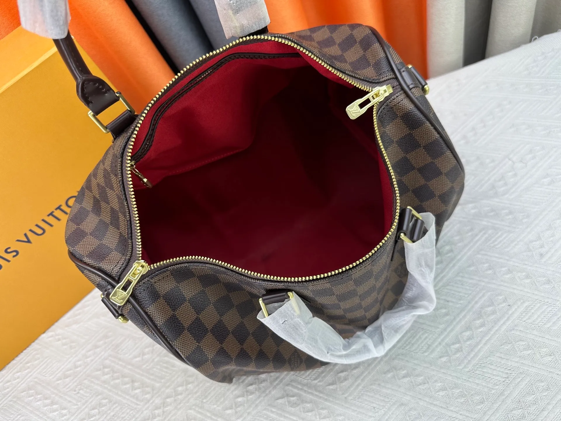 P240 P250 P260 high-definition shooting quality as shown in the picture. Good quality, full of positive reputation! Highly recommended Speedy fashion hot model, classic Monogram canvas➕imported Italian discolored yellow leather trim➕high-end original hardware➕adjustable shoulder strap lock. It feels soft, highly practical, and can be called a classic. The upper body is super elegant. Brand: LouisVuitton! Model: Small 40390/Medium 40391/Large 40392! Material: Imported original leather! Size: small size 25*19*15, medium size 30*21*17, large size 35*23*18,