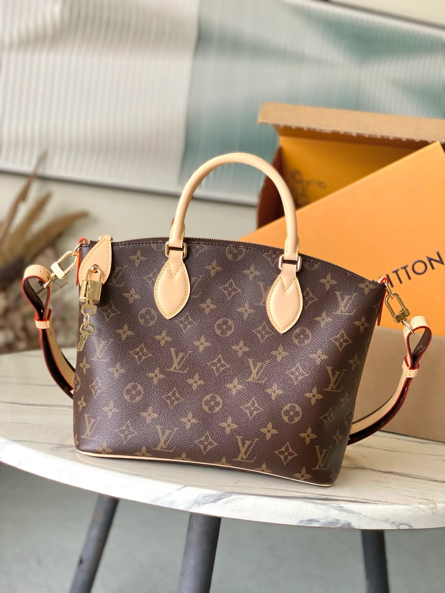 💰1020 Top Original M26532 This Lockit BB handbag draws inspiration from the Knick-Knack handbag in the 1960s and can be flexibly switched between multiple carrying methods. Monogram coated canvas with a curved upper edge and oval trim reflect the classic elements of the original design. The padlock opening and closing once again pays tribute to the brand's long heritage. Dimensions: 33x 24 x 12 cm