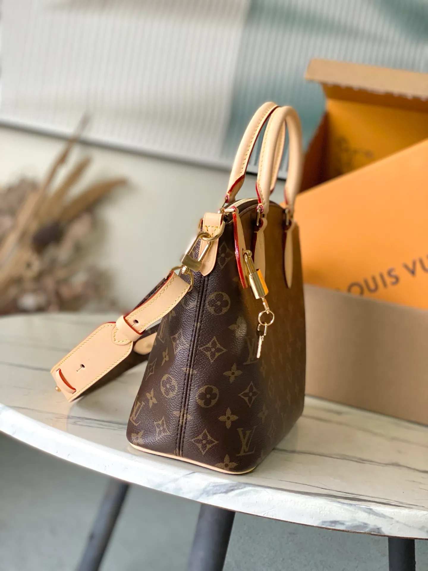 💰1020 Top Original M26532 This Lockit BB handbag draws inspiration from the Knick-Knack handbag in the 1960s and can be flexibly switched between multiple carrying methods. Monogram coated canvas with a curved upper edge and oval trim reflect the classic elements of the original design. The padlock opening and closing once again pays tribute to the brand's long heritage. Dimensions: 33x 24 x 12 cm