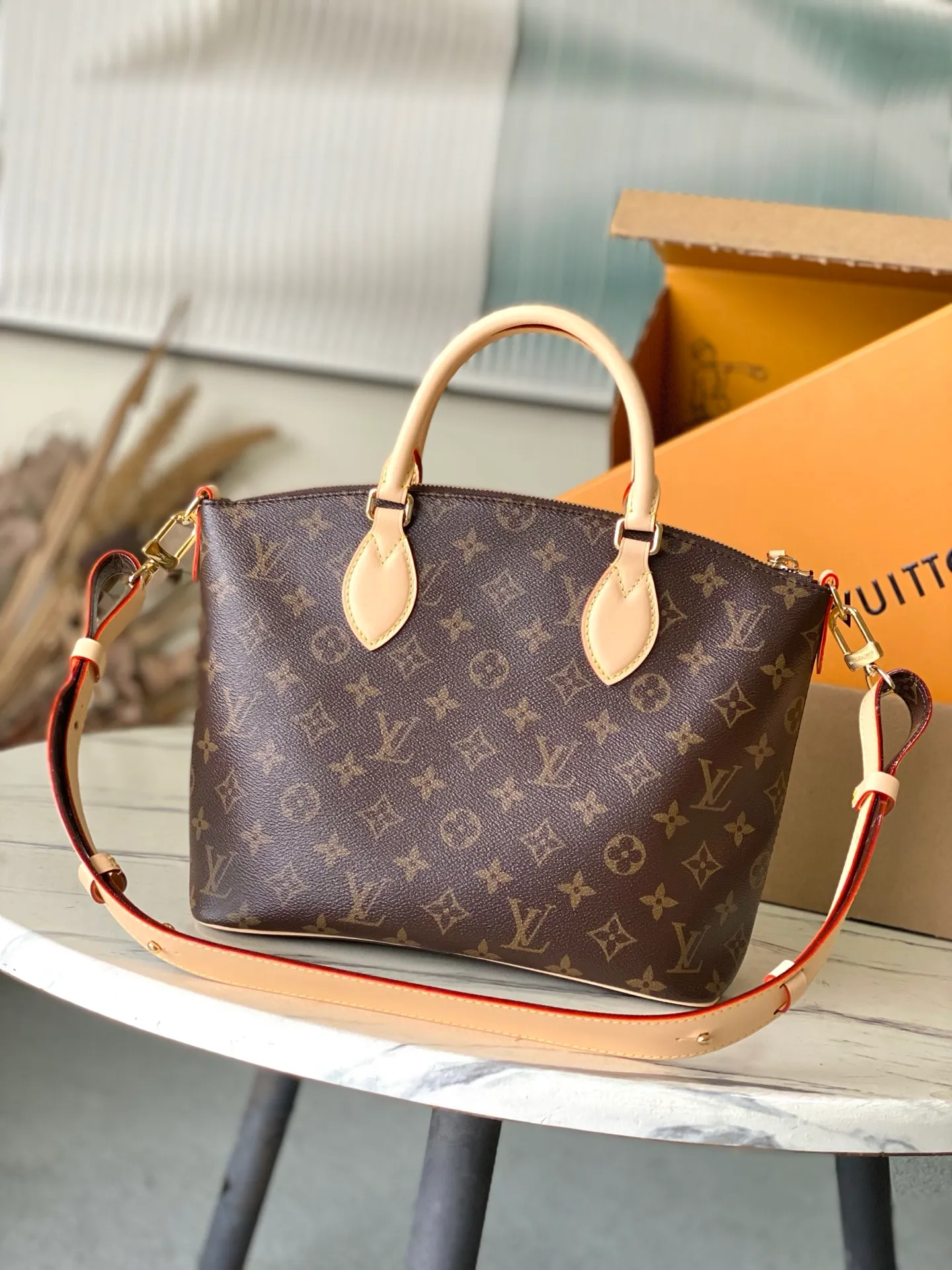 💰1020 Top Original M26532 This Lockit BB handbag draws inspiration from the Knick-Knack handbag in the 1960s and can be flexibly switched between multiple carrying methods. Monogram coated canvas with a curved upper edge and oval trim reflect the classic elements of the original design. The padlock opening and closing once again pays tribute to the brand's long heritage. Dimensions: 33x 24 x 12 cm