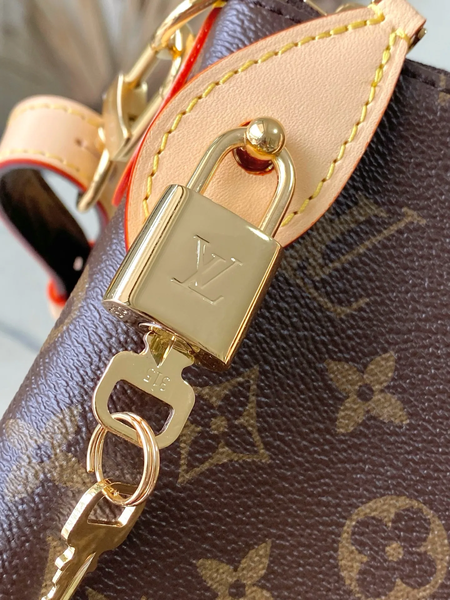 💰1020 Top Original M26532 This Lockit BB handbag draws inspiration from the Knick-Knack handbag in the 1960s and can be flexibly switched between multiple carrying methods. Monogram coated canvas with a curved upper edge and oval trim reflect the classic elements of the original design. The padlock opening and closing once again pays tribute to the brand's long heritage. Dimensions: 33x 24 x 12 cm
