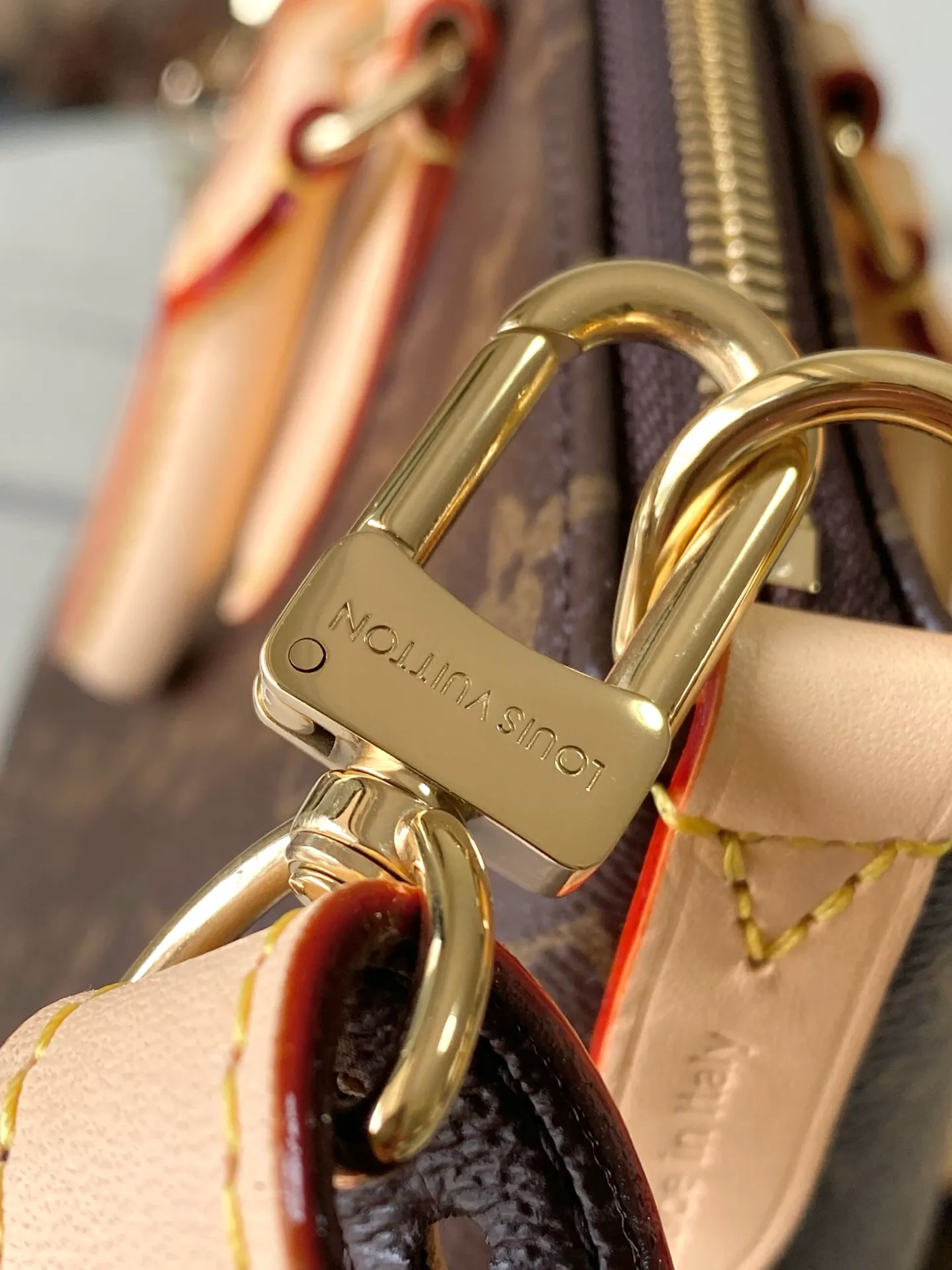 💰1020 Top Original M26532 This Lockit BB handbag draws inspiration from the Knick-Knack handbag in the 1960s and can be flexibly switched between multiple carrying methods. Monogram coated canvas with a curved upper edge and oval trim reflect the classic elements of the original design. The padlock opening and closing once again pays tribute to the brand's long heritage. Dimensions: 33x 24 x 12 cm