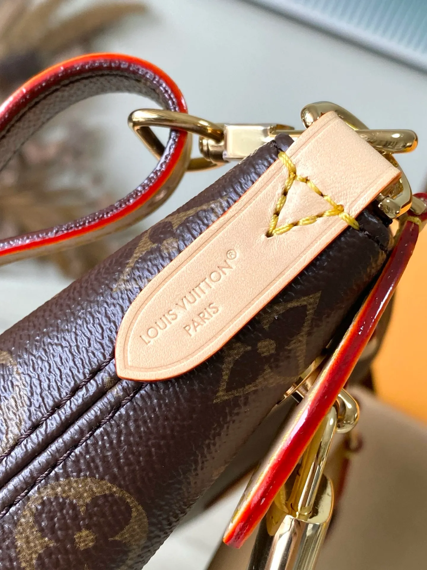 💰1020 Top Original M26532 This Lockit BB handbag draws inspiration from the Knick-Knack handbag in the 1960s and can be flexibly switched between multiple carrying methods. Monogram coated canvas with a curved upper edge and oval trim reflect the classic elements of the original design. The padlock opening and closing once again pays tribute to the brand's long heritage. Dimensions: 33x 24 x 12 cm