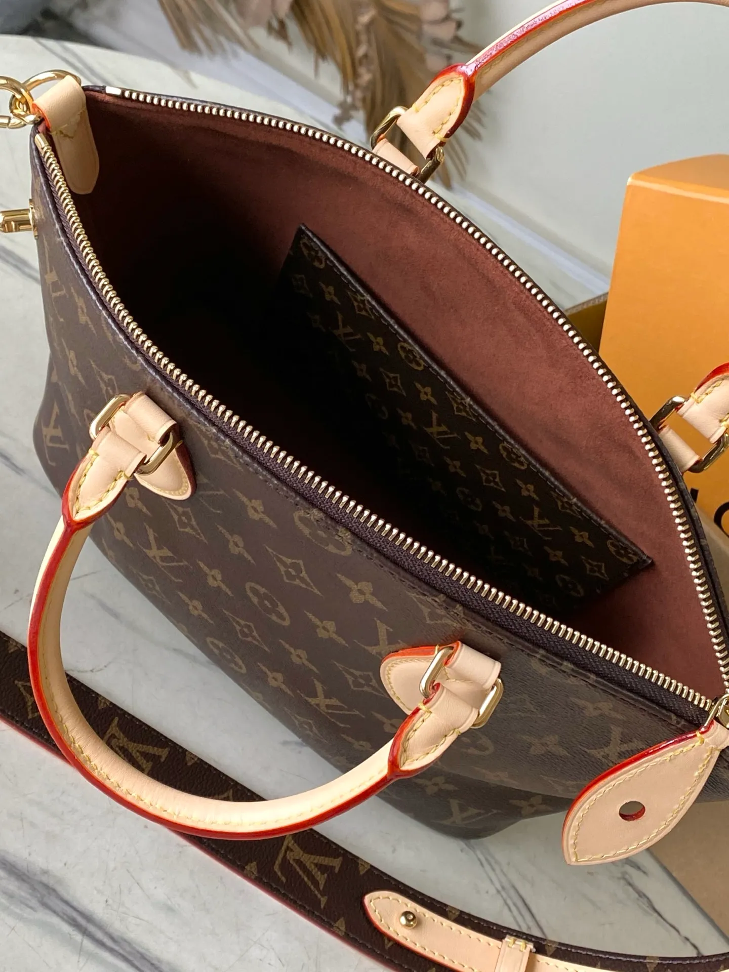 💰1020 Top Original M26532 This Lockit BB handbag draws inspiration from the Knick-Knack handbag in the 1960s and can be flexibly switched between multiple carrying methods. Monogram coated canvas with a curved upper edge and oval trim reflect the classic elements of the original design. The padlock opening and closing once again pays tribute to the brand's long heritage. Dimensions: 33x 24 x 12 cm