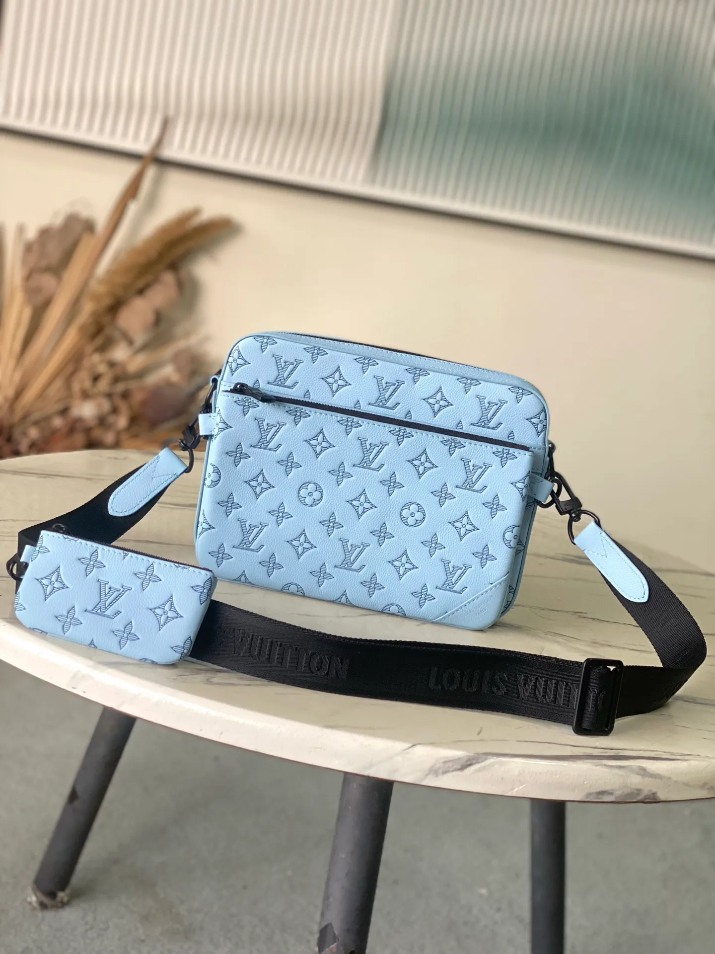 💰1060 (top-grain leather) top-quality original M14781 This Trio messenger bag is made of Monogram embossed cow leather. The zippered front pocket and the small coin purse on the shoulder strap are both detachable, enriching the functional design with the main compartment. The removable and adjustable jacquard fabric shoulder strap is marked with the brand's logo for comfortable shoulder and cross-body wear. Dimensions: 25 x 18.5 x 7 cm.