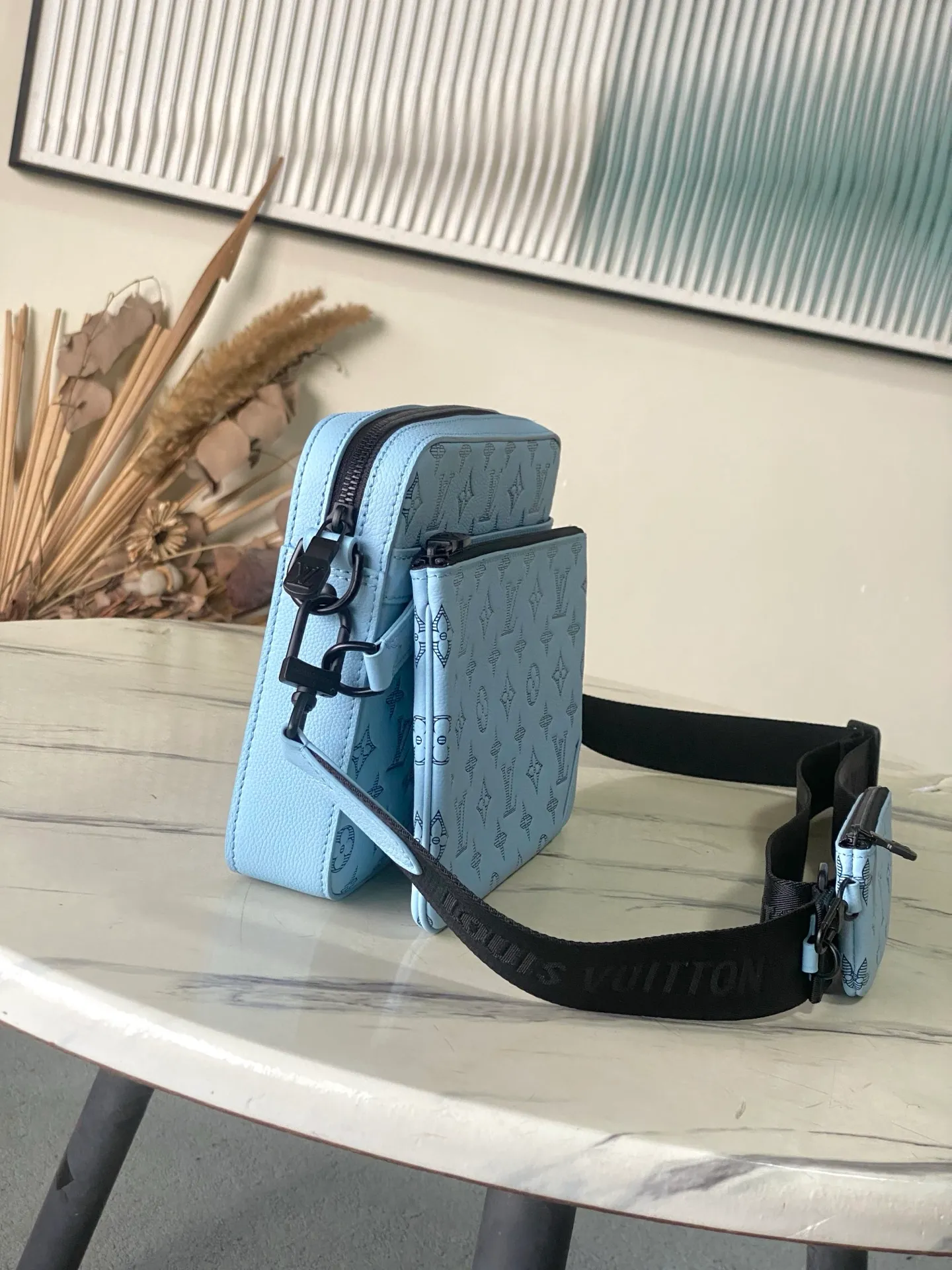 💰1060 (top-grain leather) top-quality original M14781 This Trio messenger bag is made of Monogram embossed cow leather. The zippered front pocket and the small coin purse on the shoulder strap are both detachable, enriching the functional design with the main compartment. The removable and adjustable jacquard fabric shoulder strap is marked with the brand's logo for comfortable shoulder and cross-body wear. Dimensions: 25 x 18.5 x 7 cm.