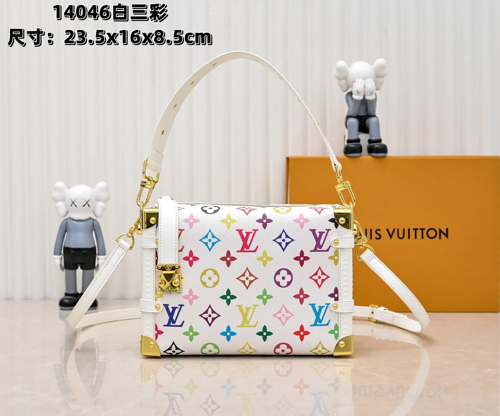 Batch 320💰M14046 M46358 Black Tricolor White Tricolor This Side Trunk medium handbag uses a humorous Monogram pattern to express the smart style of the Louis Vuitton × Murakami reissue series. It is made of soft cow leather with reinforced metal corners and the iconic S-lock lock, and can easily accommodate daily needs. The square shape is a nod to the brand's classic luggage, and the removable studded handle and shoulder strap allow for flexible carrying. Size: 23.5x16x8.5cm