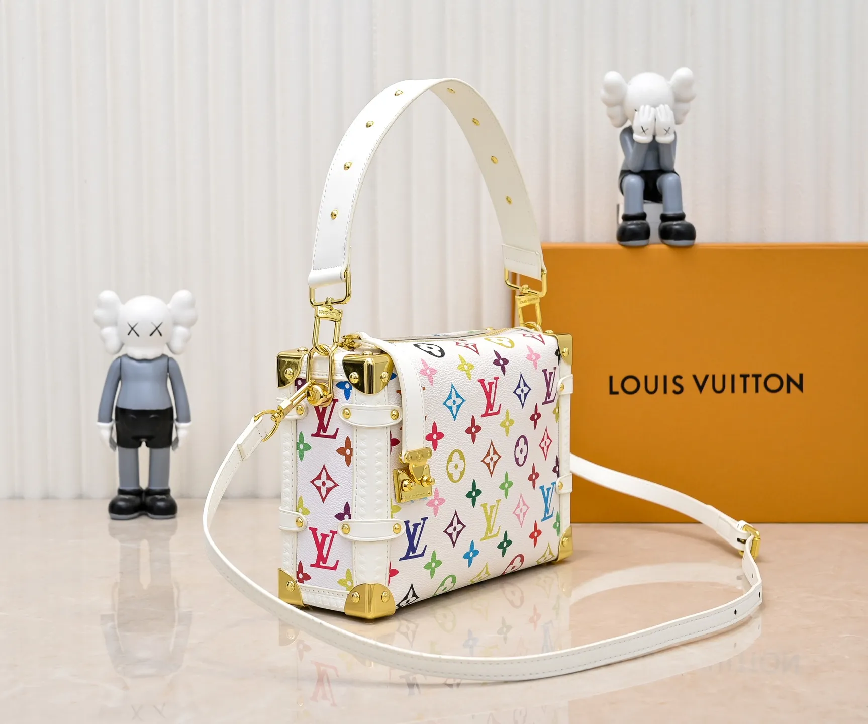 Batch 320💰M14046 M46358 Black Tricolor White Tricolor This Side Trunk medium handbag uses a humorous Monogram pattern to express the smart style of the Louis Vuitton × Murakami reissue series. It is made of soft cow leather with reinforced metal corners and the iconic S-lock lock, and can easily accommodate daily needs. The square shape is a nod to the brand's classic luggage, and the removable studded handle and shoulder strap allow for flexible carrying. Size: 23.5x16x8.5cm