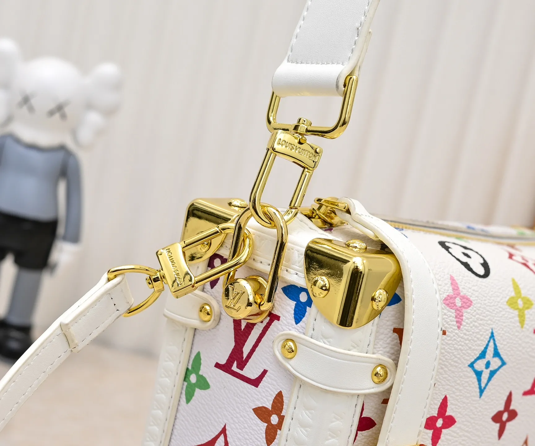 Batch 320💰M14046 M46358 Black Tricolor White Tricolor This Side Trunk medium handbag uses a humorous Monogram pattern to express the smart style of the Louis Vuitton × Murakami reissue series. It is made of soft cow leather with reinforced metal corners and the iconic S-lock lock, and can easily accommodate daily needs. The square shape is a nod to the brand's classic luggage, and the removable studded handle and shoulder strap allow for flexible carrying. Size: 23.5x16x8.5cm