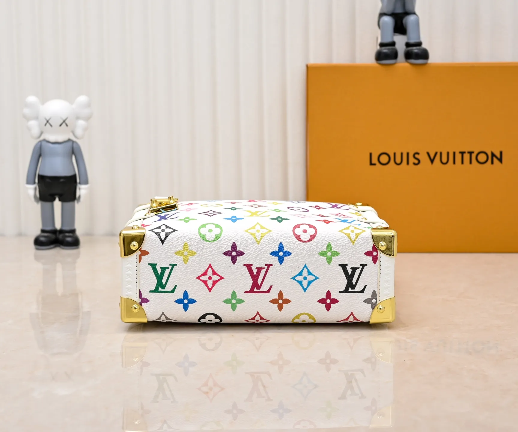 Batch 320💰M14046 M46358 Black Tricolor White Tricolor This Side Trunk medium handbag uses a humorous Monogram pattern to express the smart style of the Louis Vuitton × Murakami reissue series. It is made of soft cow leather with reinforced metal corners and the iconic S-lock lock, and can easily accommodate daily needs. The square shape is a nod to the brand's classic luggage, and the removable studded handle and shoulder strap allow for flexible carrying. Size: 23.5x16x8.5cm