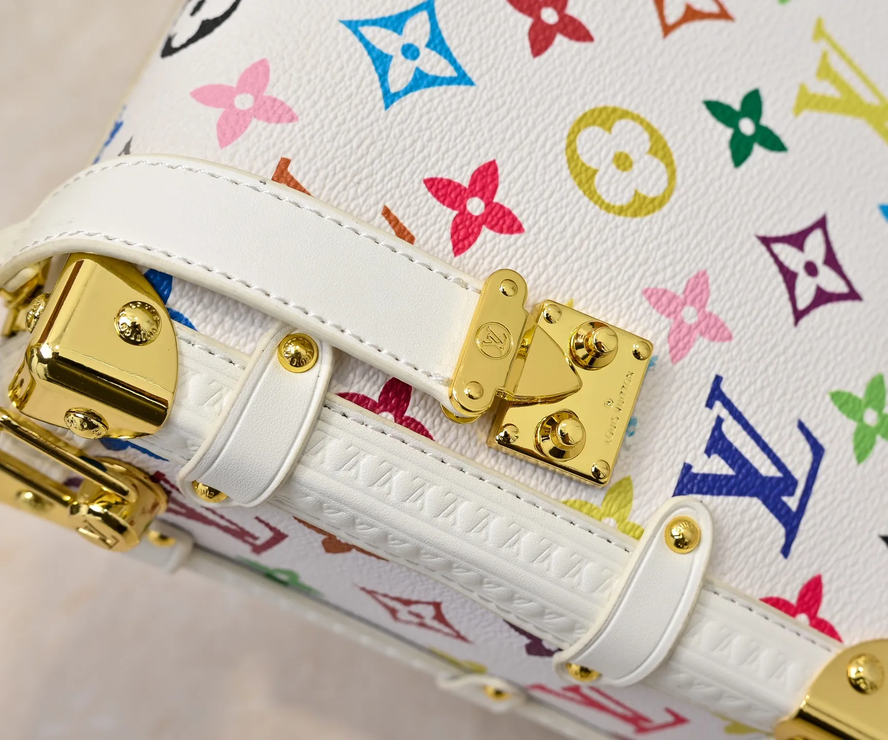 Batch 320💰M14046 M46358 Black Tricolor White Tricolor This Side Trunk medium handbag uses a humorous Monogram pattern to express the smart style of the Louis Vuitton × Murakami reissue series. It is made of soft cow leather with reinforced metal corners and the iconic S-lock lock, and can easily accommodate daily needs. The square shape is a nod to the brand's classic luggage, and the removable studded handle and shoulder strap allow for flexible carrying. Size: 23.5x16x8.5cm