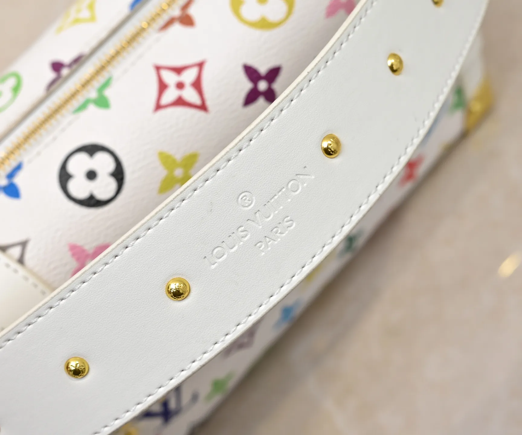 Batch 320💰M14046 M46358 Black Tricolor White Tricolor This Side Trunk medium handbag uses a humorous Monogram pattern to express the smart style of the Louis Vuitton × Murakami reissue series. It is made of soft cow leather with reinforced metal corners and the iconic S-lock lock, and can easily accommodate daily needs. The square shape is a nod to the brand's classic luggage, and the removable studded handle and shoulder strap allow for flexible carrying. Size: 23.5x16x8.5cm