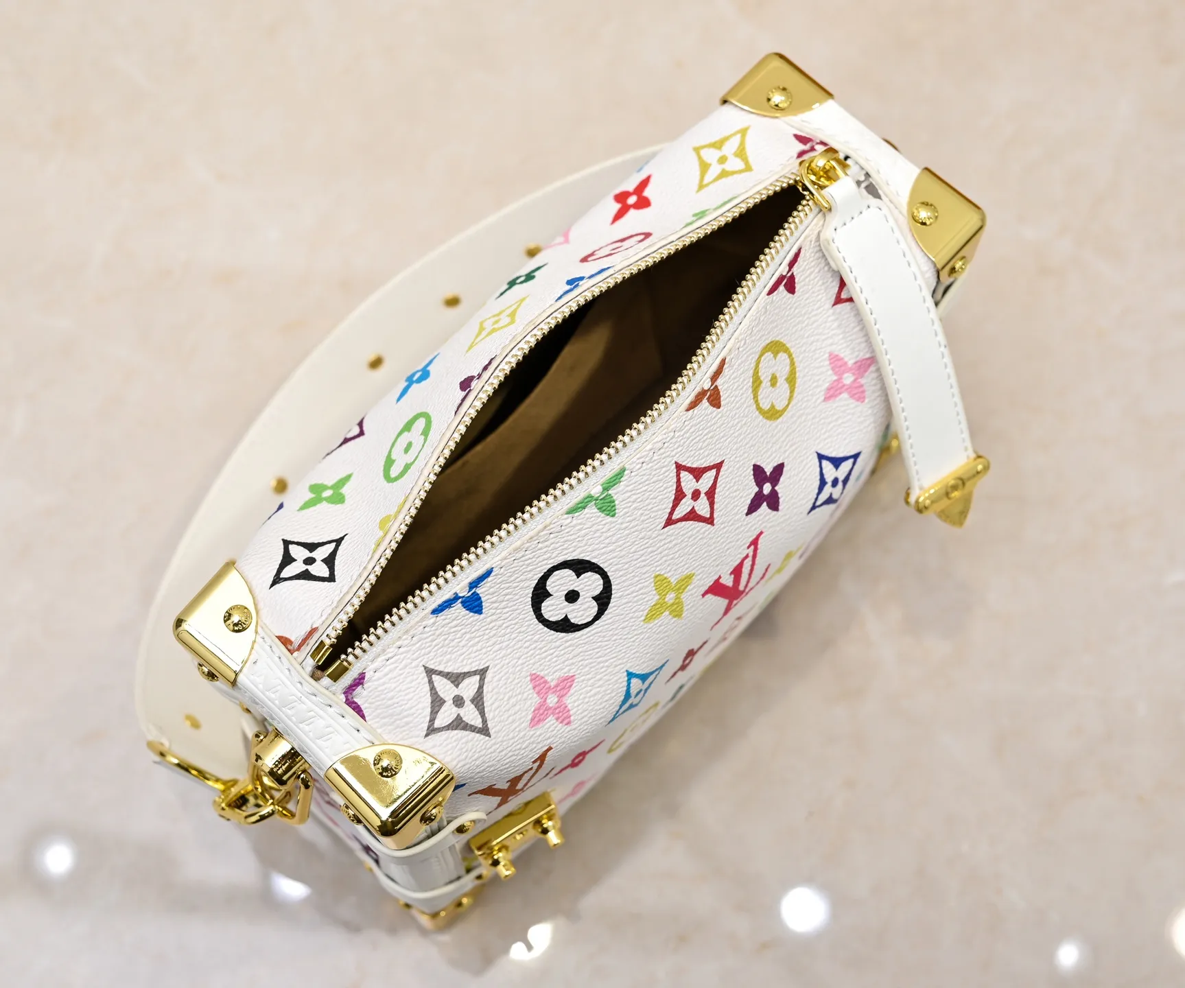Batch 320💰M14046 M46358 Black Tricolor White Tricolor This Side Trunk medium handbag uses a humorous Monogram pattern to express the smart style of the Louis Vuitton × Murakami reissue series. It is made of soft cow leather with reinforced metal corners and the iconic S-lock lock, and can easily accommodate daily needs. The square shape is a nod to the brand's classic luggage, and the removable studded handle and shoulder strap allow for flexible carrying. Size: 23.5x16x8.5cm