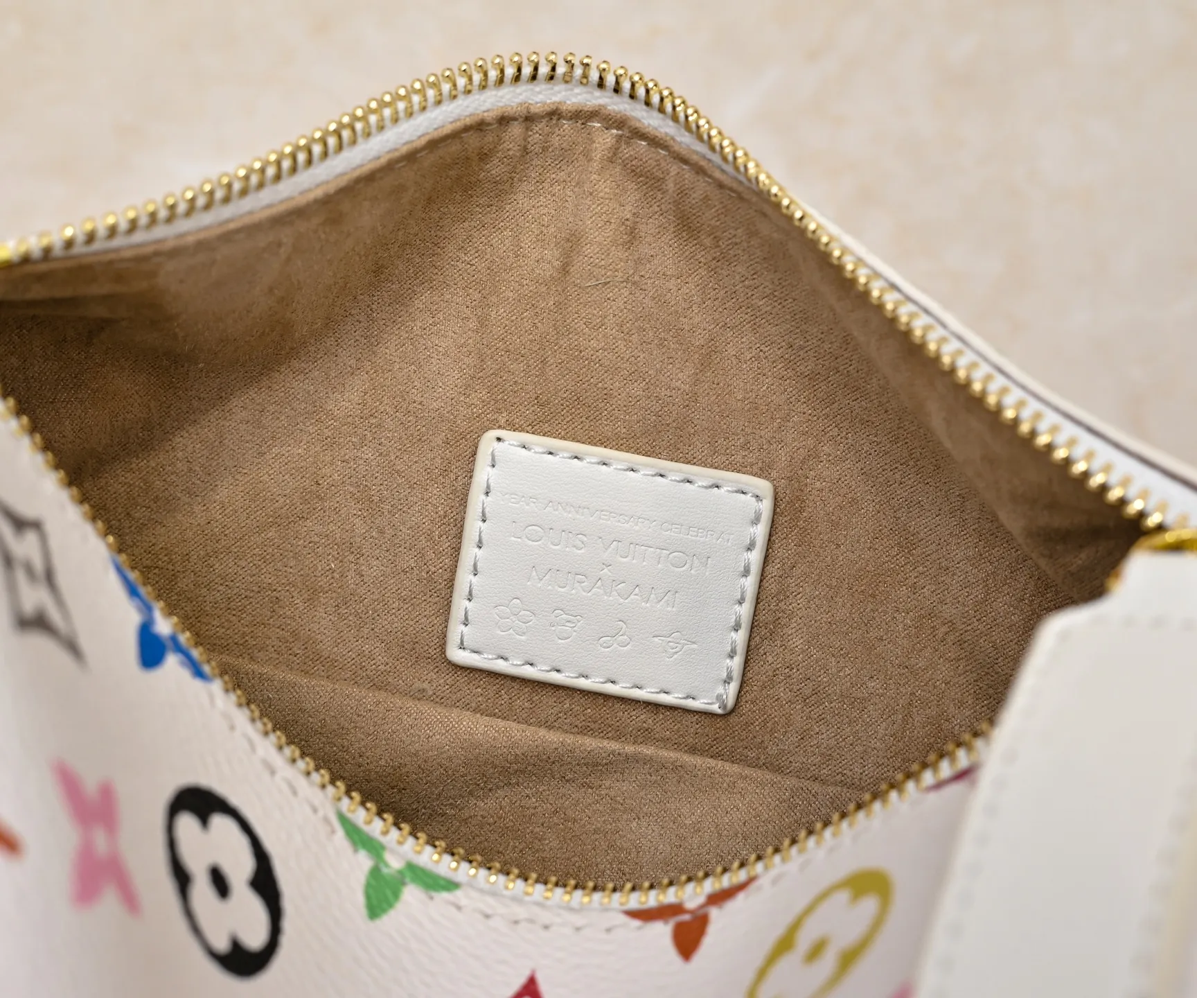 Batch 320💰M14046 M46358 Black Tricolor White Tricolor This Side Trunk medium handbag uses a humorous Monogram pattern to express the smart style of the Louis Vuitton × Murakami reissue series. It is made of soft cow leather with reinforced metal corners and the iconic S-lock lock, and can easily accommodate daily needs. The square shape is a nod to the brand's classic luggage, and the removable studded handle and shoulder strap allow for flexible carrying. Size: 23.5x16x8.5cm