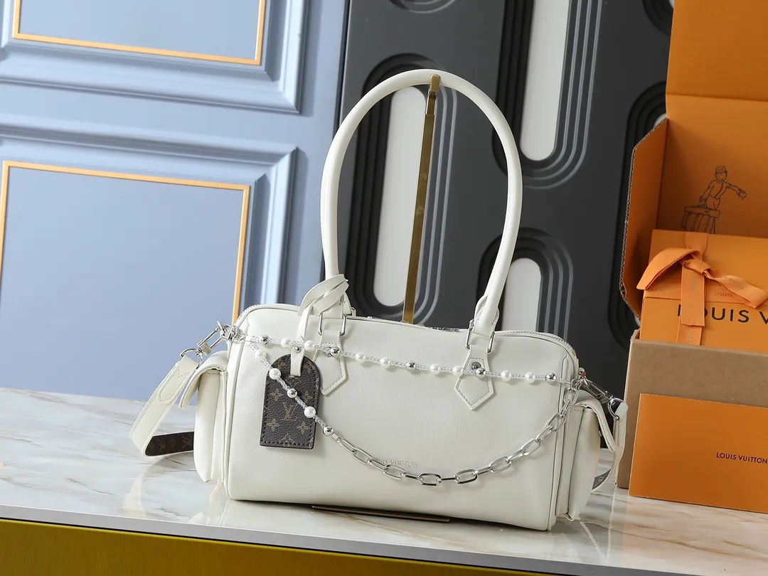 💰300💰Upgraded from the original M12934 M12965. This Speedy Cargo handbag is from the LV Vibe series, renewing the classic design of the 1930s with avant-garde touches. The glossy sheepskin body is embellished with a Monogram address plate, paying tribute to the brand's long trunk-making heritage. Plenty of space to easily store your daily needs, and the detachable leather shoulder strap allows for a variety of carrying methods. Dimensions: 28 x 17 x 12 cm (LxHxW)