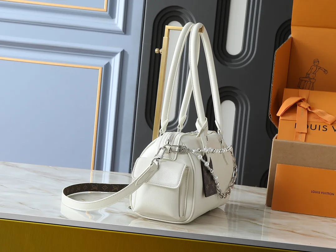 💰300💰Upgraded from the original M12934 M12965. This Speedy Cargo handbag is from the LV Vibe series, renewing the classic design of the 1930s with avant-garde touches. The glossy sheepskin body is embellished with a Monogram address plate, paying tribute to the brand's long trunk-making heritage. Plenty of space to easily store your daily needs, and the detachable leather shoulder strap allows for a variety of carrying methods. Dimensions: 28 x 17 x 12 cm (LxHxW)