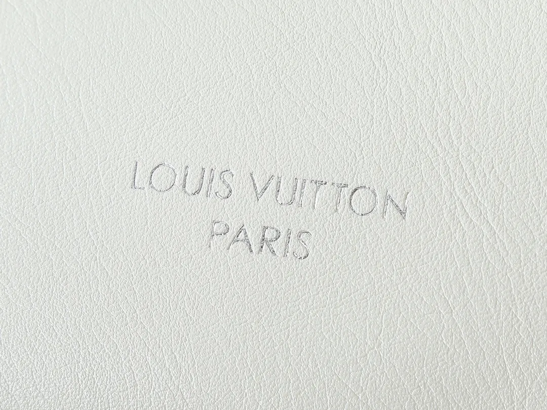 💰300💰Upgraded from the original M12934 M12965. This Speedy Cargo handbag is from the LV Vibe series, renewing the classic design of the 1930s with avant-garde touches. The glossy sheepskin body is embellished with a Monogram address plate, paying tribute to the brand's long trunk-making heritage. Plenty of space to easily store your daily needs, and the detachable leather shoulder strap allows for a variety of carrying methods. Dimensions: 28 x 17 x 12 cm (LxHxW)
