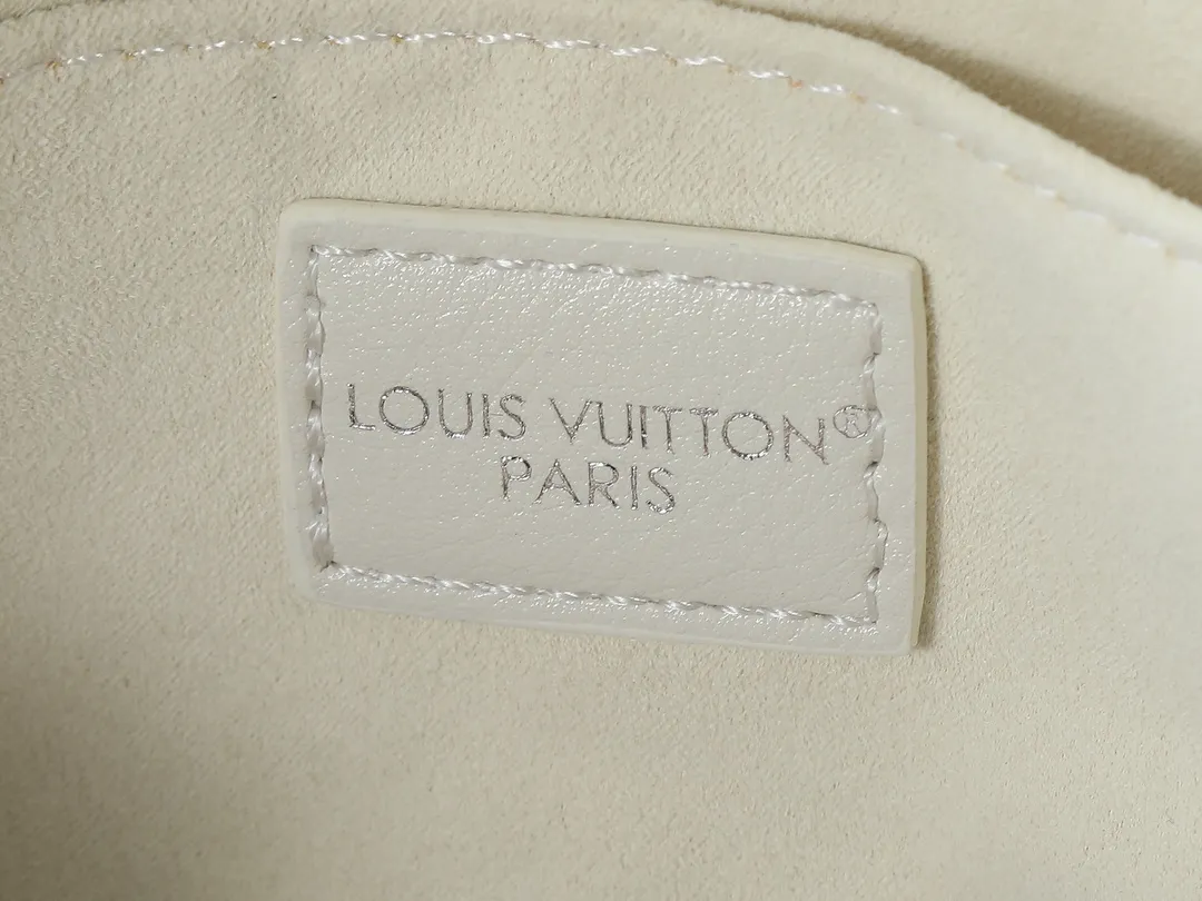 💰300💰Upgraded from the original M12934 M12965. This Speedy Cargo handbag is from the LV Vibe series, renewing the classic design of the 1930s with avant-garde touches. The glossy sheepskin body is embellished with a Monogram address plate, paying tribute to the brand's long trunk-making heritage. Plenty of space to easily store your daily needs, and the detachable leather shoulder strap allows for a variety of carrying methods. Dimensions: 28 x 17 x 12 cm (LxHxW)