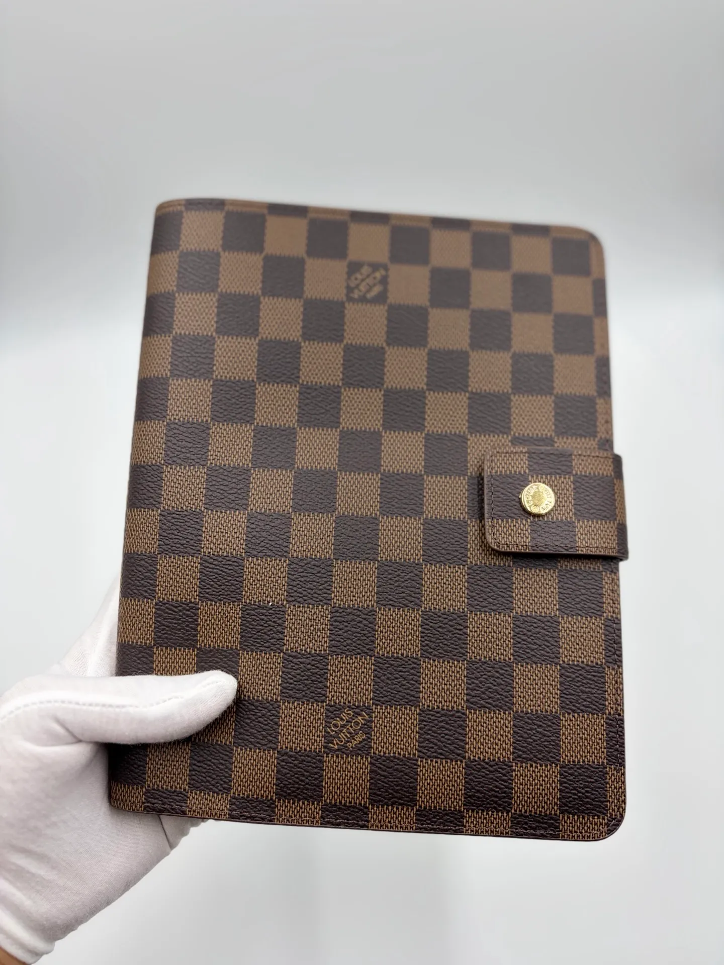 2026 hot model shipped, model M20002❤️This small notepad cover is made of Monogram canvas, can hold three credit cards, and can also be used as an address book, notebook or calendar. 18 x 23 cm (Length x Height) - Epi leather embossed with delicate LV initials and interlaced textured leather lining - Button closure - Six-ring binder with three rings in a set, six credit card slots and two internal compartments - Notepad insert available separately 👉
