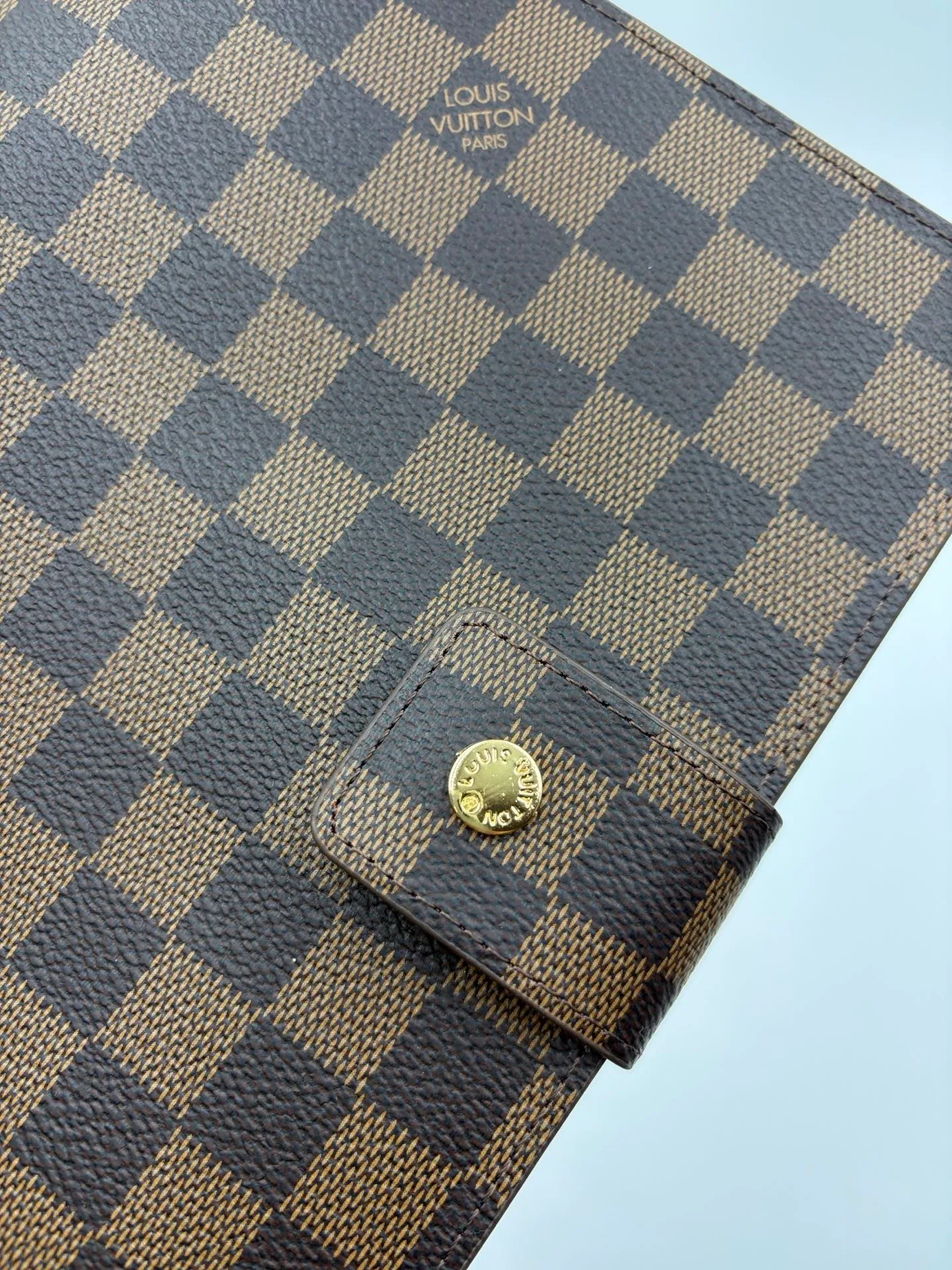 2026 hot model shipped, model M20002❤️This small notepad cover is made of Monogram canvas, can hold three credit cards, and can also be used as an address book, notebook or calendar. 18 x 23 cm (Length x Height) - Epi leather embossed with delicate LV initials and interlaced textured leather lining - Button closure - Six-ring binder with three rings in a set, six credit card slots and two internal compartments - Notepad insert available separately 👉