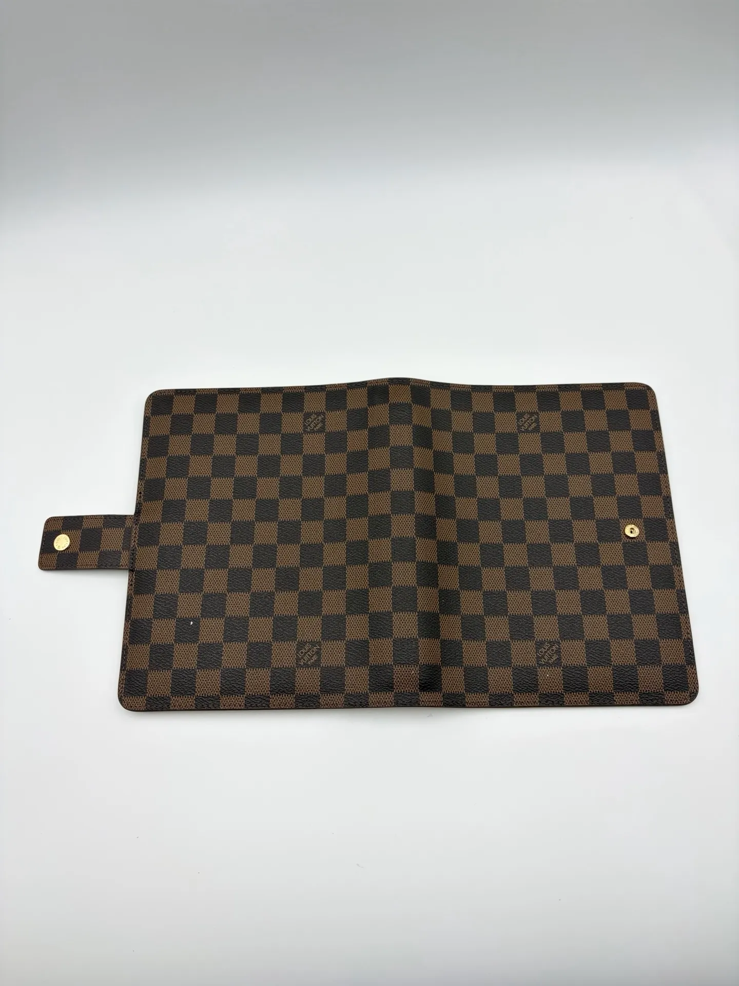 2026 hot model shipped, model M20002❤️This small notepad cover is made of Monogram canvas, can hold three credit cards, and can also be used as an address book, notebook or calendar. 18 x 23 cm (Length x Height) - Epi leather embossed with delicate LV initials and interlaced textured leather lining - Button closure - Six-ring binder with three rings in a set, six credit card slots and two internal compartments - Notepad insert available separately 👉