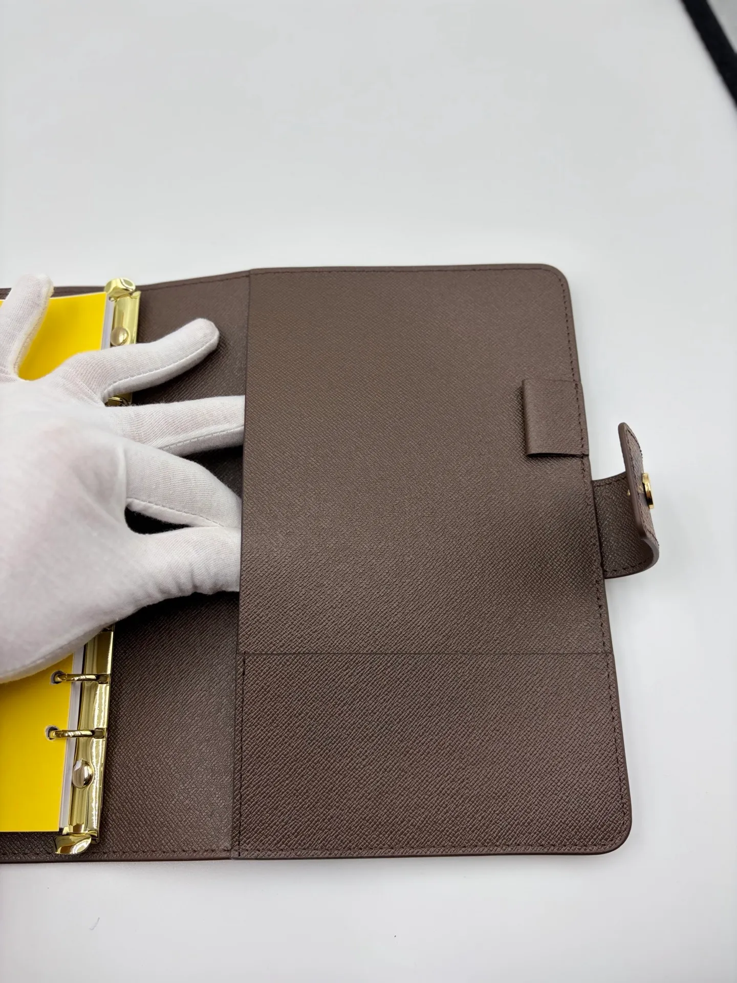 2026 hot model shipped, model M20002❤️This small notepad cover is made of Monogram canvas, can hold three credit cards, and can also be used as an address book, notebook or calendar. 18 x 23 cm (Length x Height) - Epi leather embossed with delicate LV initials and interlaced textured leather lining - Button closure - Six-ring binder with three rings in a set, six credit card slots and two internal compartments - Notepad insert available separately 👉