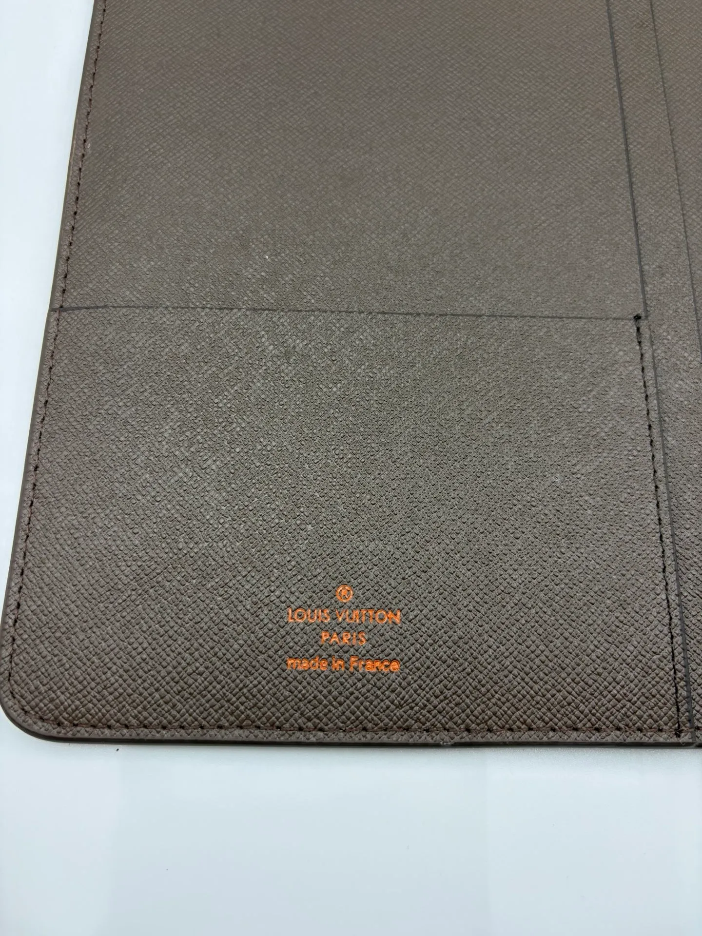2026 hot model shipped, model M20002❤️This small notepad cover is made of Monogram canvas, can hold three credit cards, and can also be used as an address book, notebook or calendar. 18 x 23 cm (Length x Height) - Epi leather embossed with delicate LV initials and interlaced textured leather lining - Button closure - Six-ring binder with three rings in a set, six credit card slots and two internal compartments - Notepad insert available separately 👉