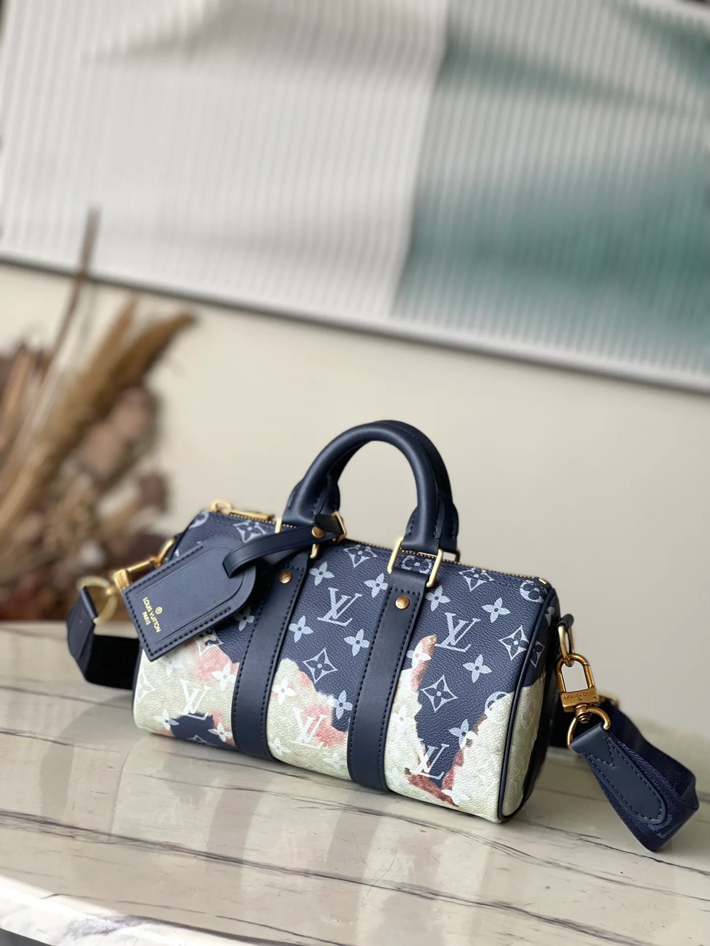 💰980 Top Original Order M46804 Blue Flower Men's Bag Pillow Bag Series Acc KEEPALL BANDOULIÈRE 25 Handbag Made of fine grain Taurillon Monogram leather, the color embellishment on the dark Monogram canvas injects vitality into the design. Blue flame rose silk screen printing, handbag details echo the original design, including leather top handles and side straps and other details, and has a detachable and adjustable length wide shoulder strap, which can be carried on the shoulder or crossbody. Dimensions: 25x15x11 cm