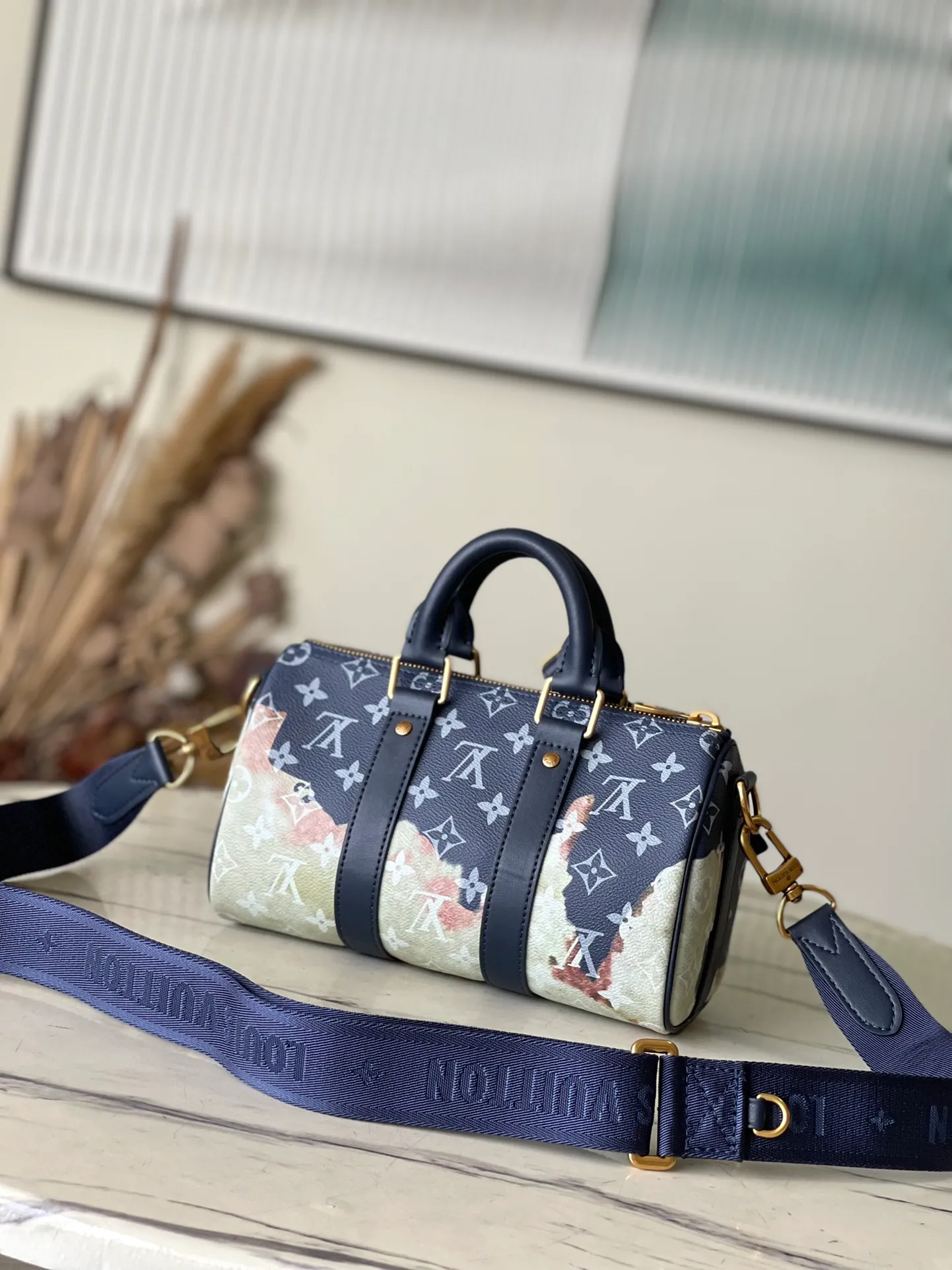 💰980 Top Original Order M46804 Blue Flower Men's Bag Pillow Bag Series Acc KEEPALL BANDOULIÈRE 25 Handbag Made of fine grain Taurillon Monogram leather, the color embellishment on the dark Monogram canvas injects vitality into the design. Blue flame rose silk screen printing, handbag details echo the original design, including leather top handles and side straps and other details, and has a detachable and adjustable length wide shoulder strap, which can be carried on the shoulder or crossbody. Dimensions: 25x15x11 cm