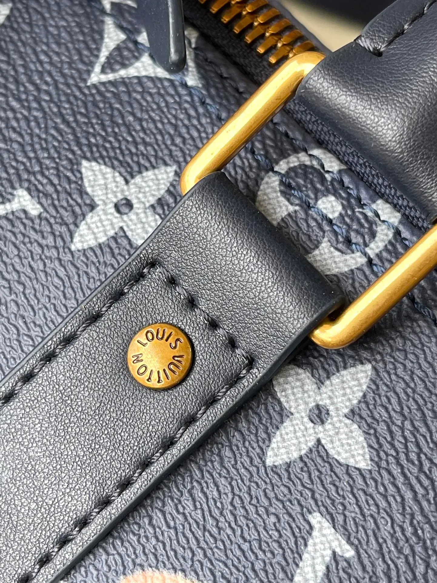 💰980 Top Original Order M46804 Blue Flower Men's Bag Pillow Bag Series Acc KEEPALL BANDOULIÈRE 25 Handbag Made of fine grain Taurillon Monogram leather, the color embellishment on the dark Monogram canvas injects vitality into the design. Blue flame rose silk screen printing, handbag details echo the original design, including leather top handles and side straps and other details, and has a detachable and adjustable length wide shoulder strap, which can be carried on the shoulder or crossbody. Dimensions: 25x15x11 cm