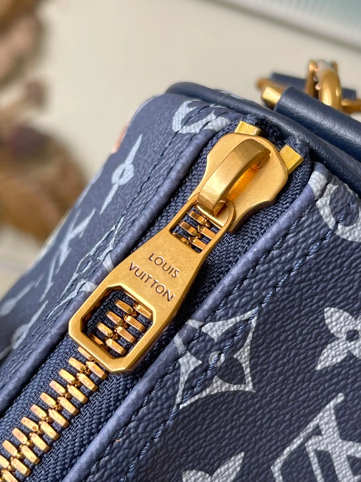 💰980 Top Original Order M46804 Blue Flower Men's Bag Pillow Bag Series Acc KEEPALL BANDOULIÈRE 25 Handbag Made of fine grain Taurillon Monogram leather, the color embellishment on the dark Monogram canvas injects vitality into the design. Blue flame rose silk screen printing, handbag details echo the original design, including leather top handles and side straps and other details, and has a detachable and adjustable length wide shoulder strap, which can be carried on the shoulder or crossbody. Dimensions: 25x15x11 cm
