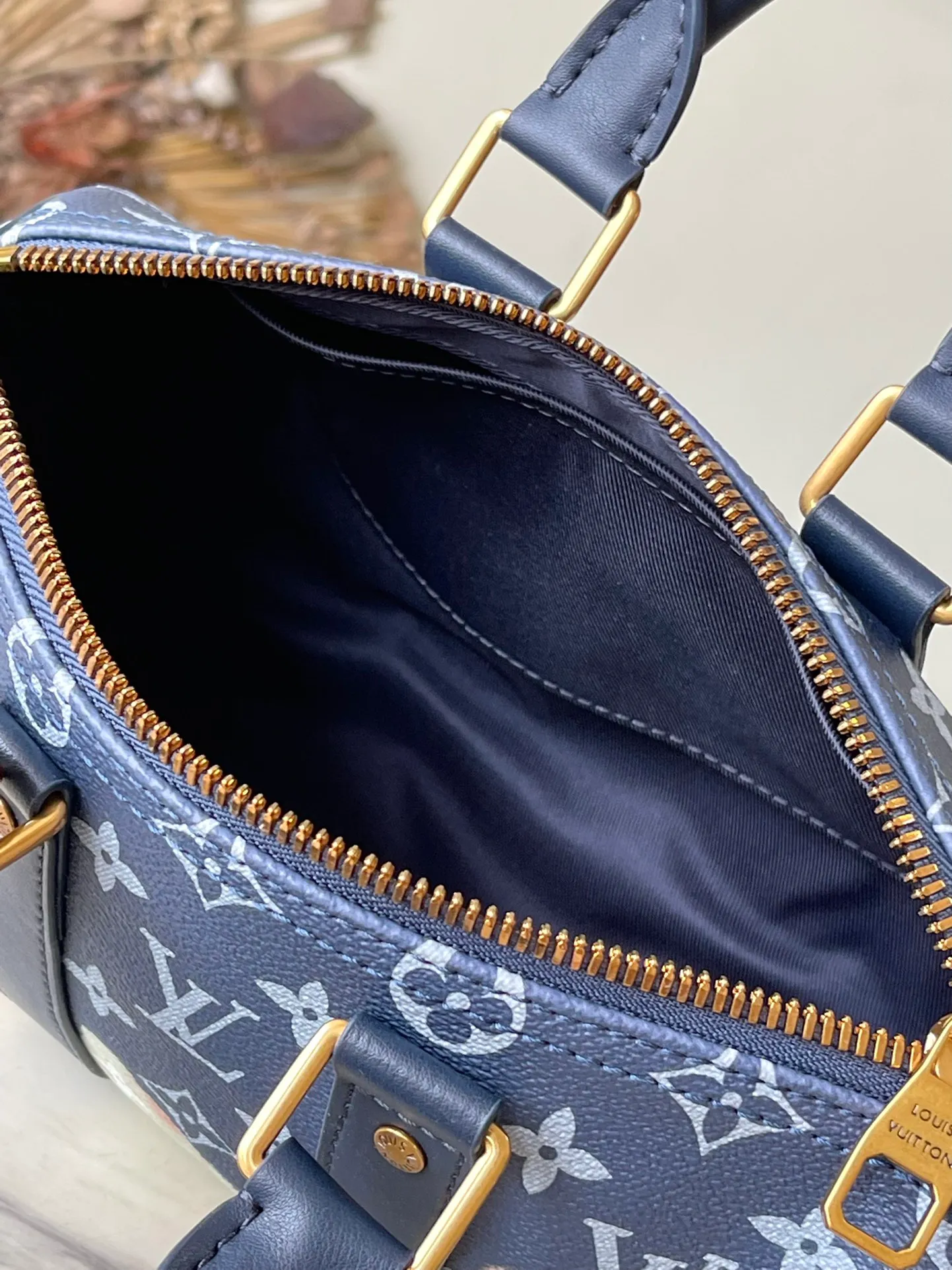 💰980 Top Original Order M46804 Blue Flower Men's Bag Pillow Bag Series Acc KEEPALL BANDOULIÈRE 25 Handbag Made of fine grain Taurillon Monogram leather, the color embellishment on the dark Monogram canvas injects vitality into the design. Blue flame rose silk screen printing, handbag details echo the original design, including leather top handles and side straps and other details, and has a detachable and adjustable length wide shoulder strap, which can be carried on the shoulder or crossbody. Dimensions: 25x15x11 cm