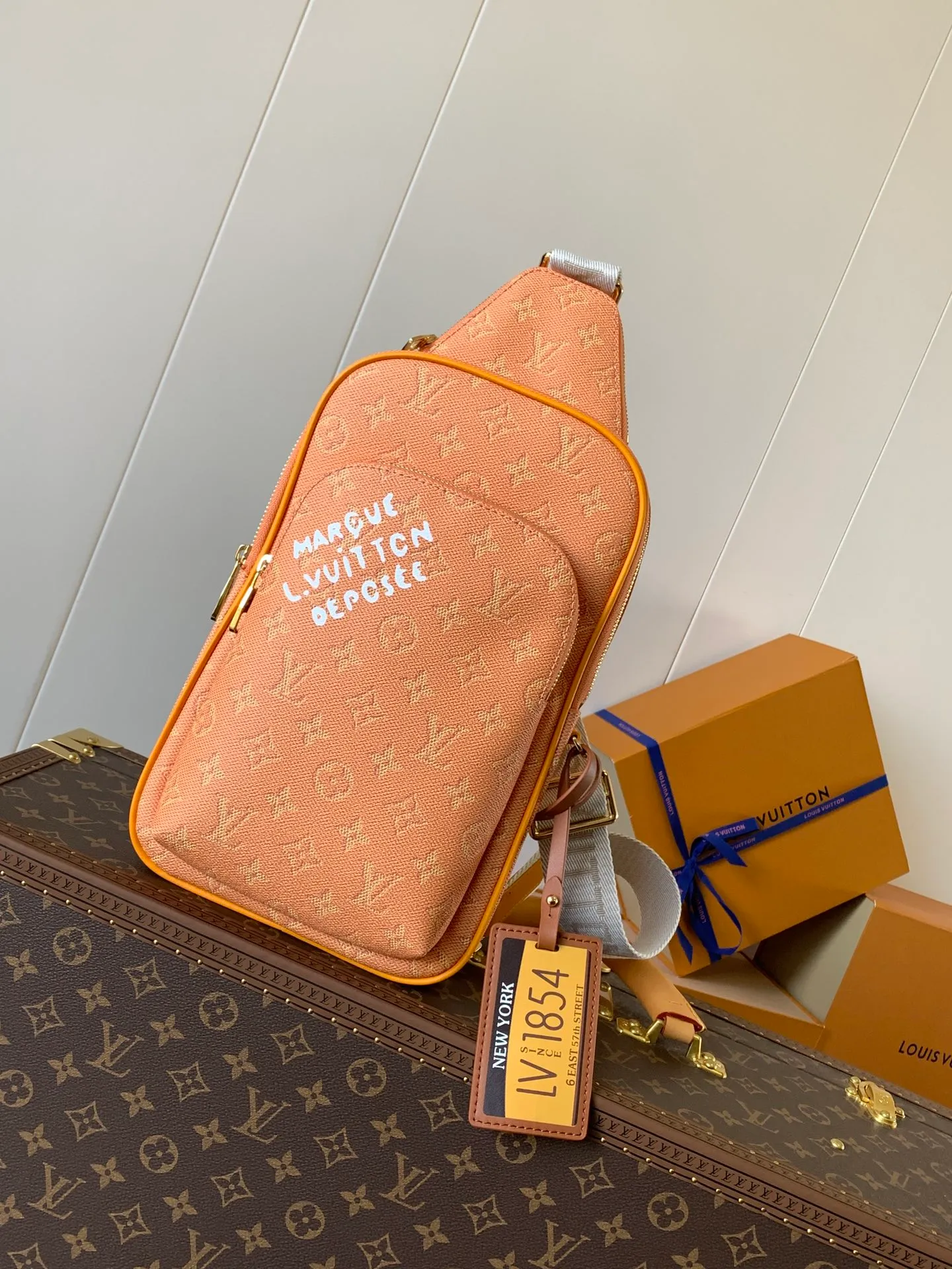 💰980 Top Original Order M12869 Yellow Top Original Order Transcoding Chip AVENUE Shoulder Bag The Avenue shoulder bag made of Damier Graphite canvas is the perfect companion for urban life: small and fashionable, showing a casual and uninhibited attitude. "Smart" shoulder strap design, suitable for carrying on the left or right shoulder. Styling design to improve carrying comfort; double zipper opening and closing design to ensure safe placement of valuables Dimensions 20 x 31 x 10cm