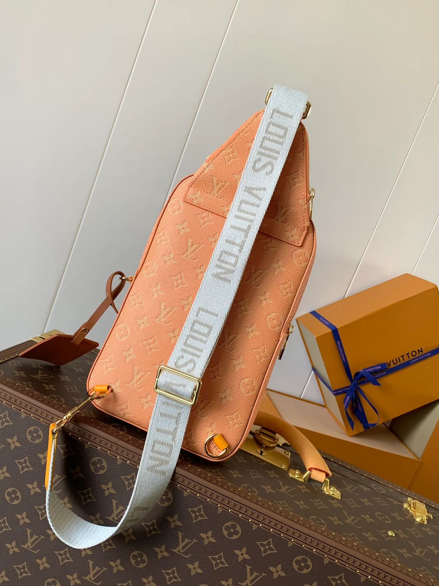 💰980 Top Original Order M12869 Yellow Top Original Order Transcoding Chip AVENUE Shoulder Bag The Avenue shoulder bag made of Damier Graphite canvas is the perfect companion for urban life: small and fashionable, showing a casual and uninhibited attitude. "Smart" shoulder strap design, suitable for carrying on the left or right shoulder. Styling design to improve carrying comfort; double zipper opening and closing design to ensure safe placement of valuables Dimensions 20 x 31 x 10cm