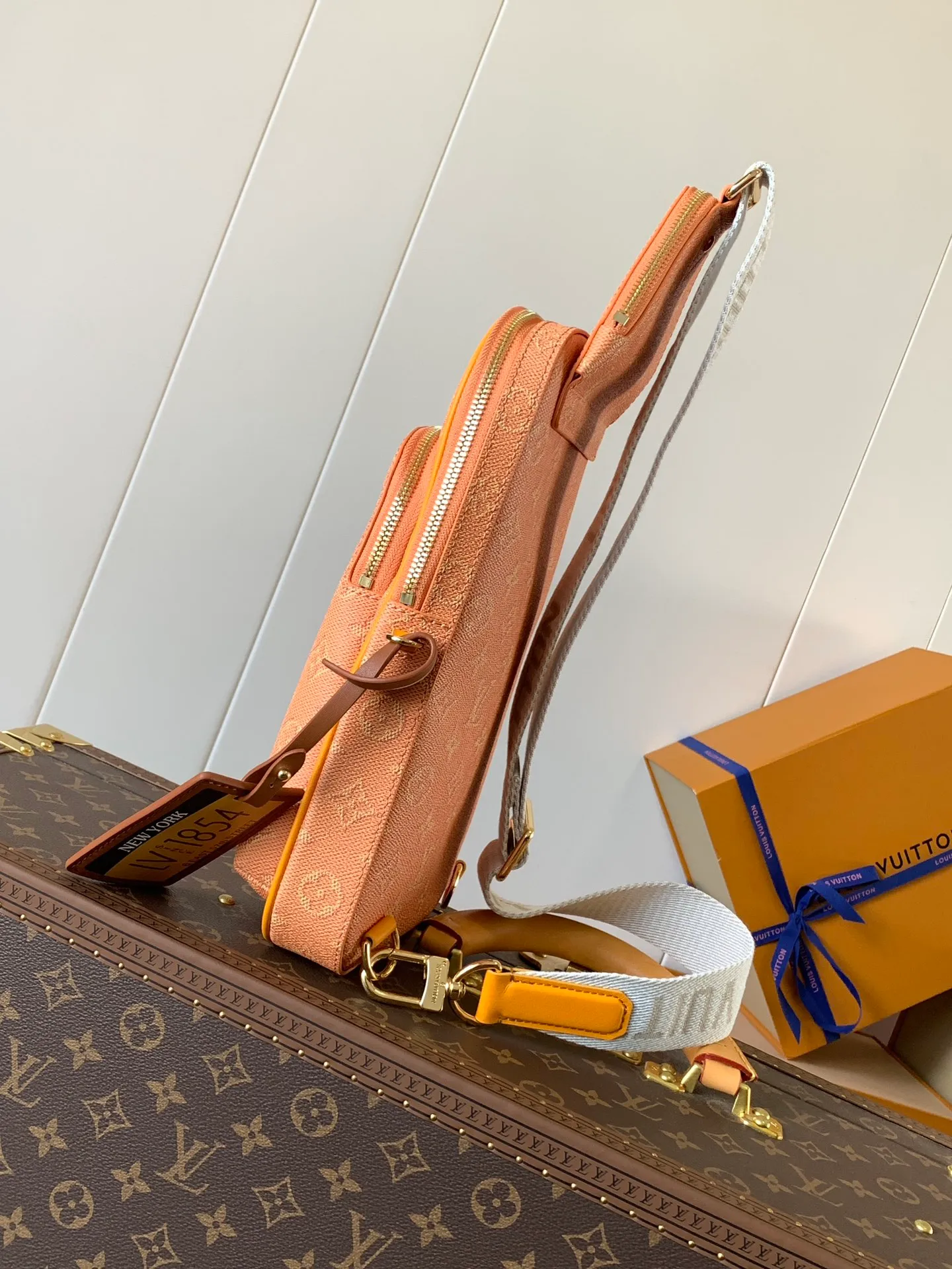 💰980 Top Original Order M12869 Yellow Top Original Order Transcoding Chip AVENUE Shoulder Bag The Avenue shoulder bag made of Damier Graphite canvas is the perfect companion for urban life: small and fashionable, showing a casual and uninhibited attitude. "Smart" shoulder strap design, suitable for carrying on the left or right shoulder. Styling design to improve carrying comfort; double zipper opening and closing design to ensure safe placement of valuables Dimensions 20 x 31 x 10cm