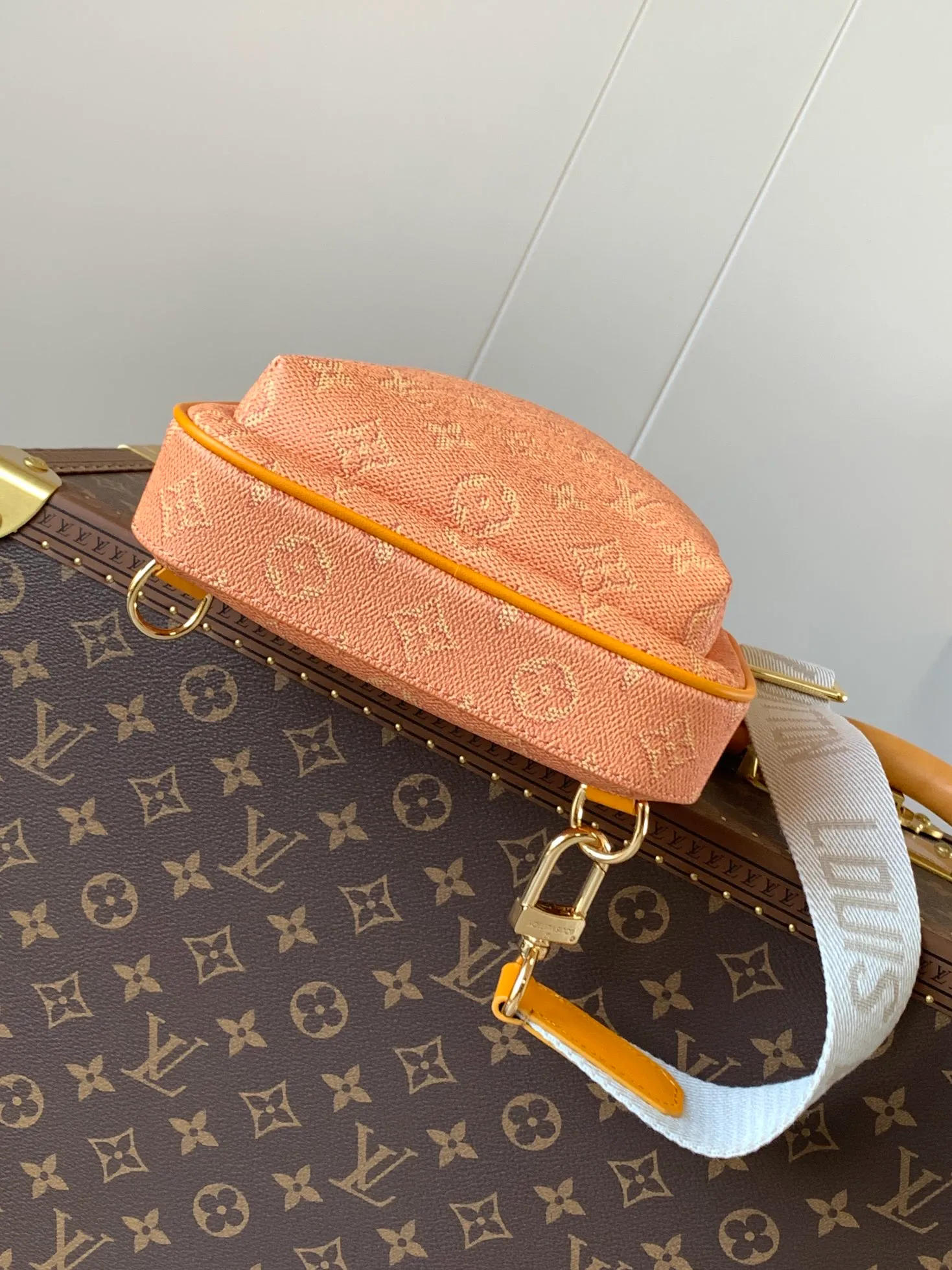 💰980 Top Original Order M12869 Yellow Top Original Order Transcoding Chip AVENUE Shoulder Bag The Avenue shoulder bag made of Damier Graphite canvas is the perfect companion for urban life: small and fashionable, showing a casual and uninhibited attitude. "Smart" shoulder strap design, suitable for carrying on the left or right shoulder. Styling design to improve carrying comfort; double zipper opening and closing design to ensure safe placement of valuables Dimensions 20 x 31 x 10cm