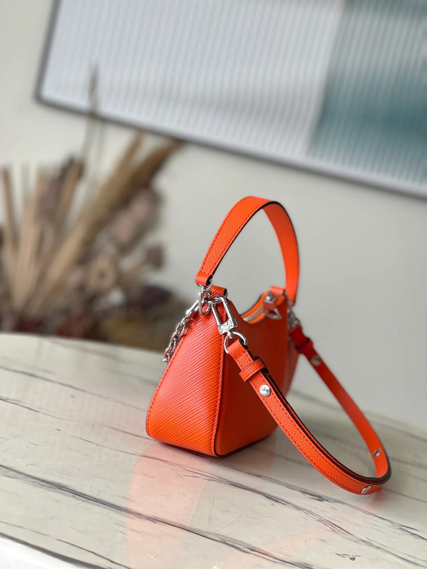 💰1300 (top layer leather) top original order M22736 orange Marellini handbag uses the iconic Epi leather, integrating the smart elements of the Marelle handbag into a more compact configuration. The round coin purse can be removed at will and fixed to the bag's mirror-studded front patch pocket via a chain. Dimensions: 19×13.5×6.5 cm