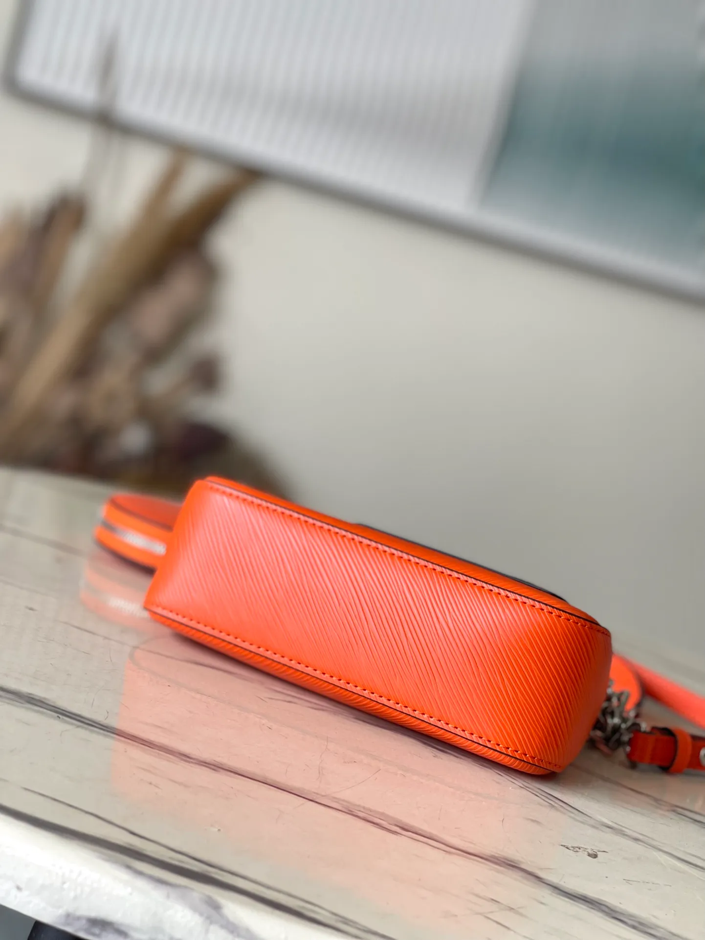 💰1300 (top layer leather) top original order M22736 orange Marellini handbag uses the iconic Epi leather, integrating the smart elements of the Marelle handbag into a more compact configuration. The round coin purse can be removed at will and fixed to the bag's mirror-studded front patch pocket via a chain. Dimensions: 19×13.5×6.5 cm