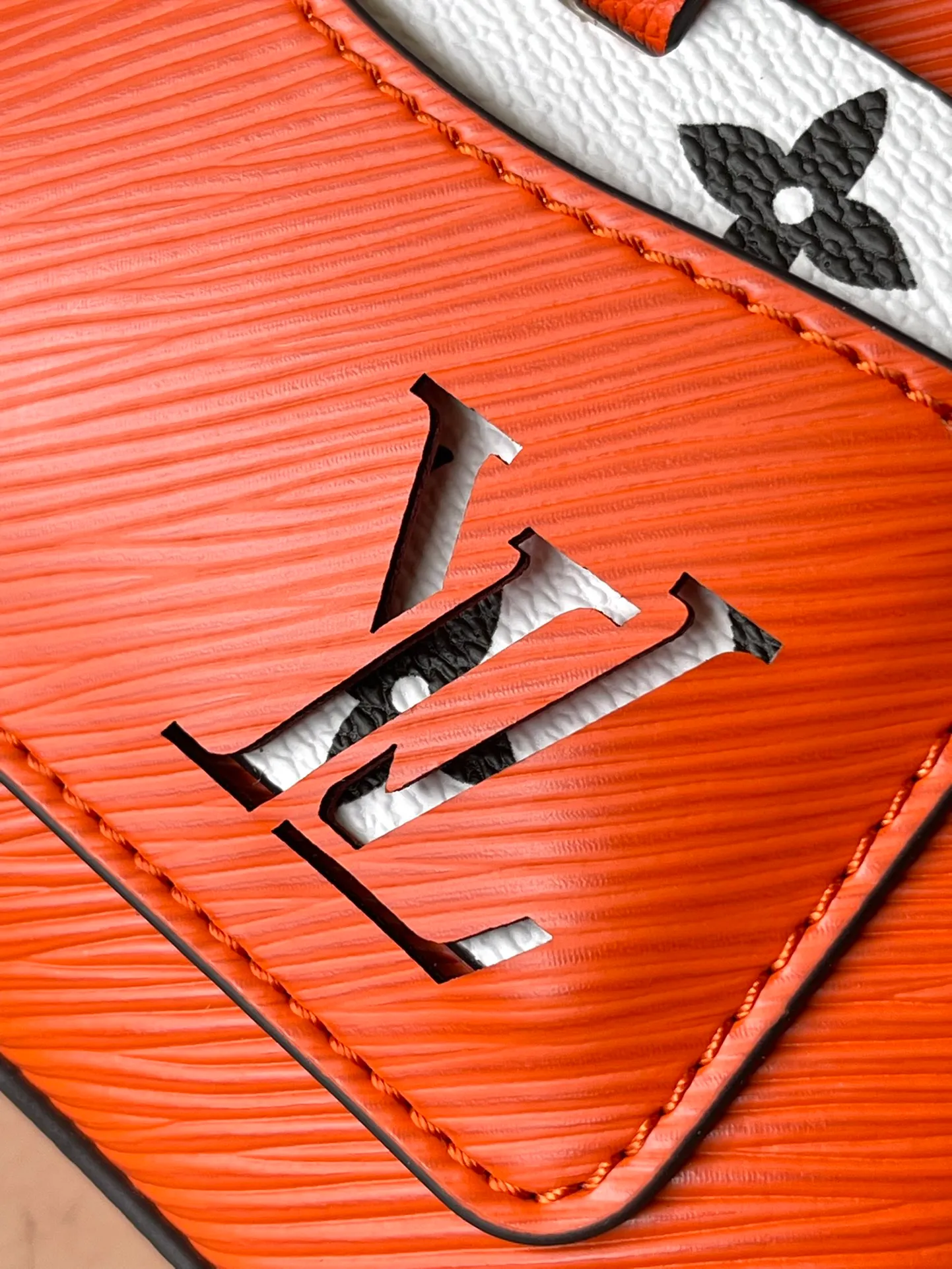 💰1300 (top layer leather) top original order M22736 orange Marellini handbag uses the iconic Epi leather, integrating the smart elements of the Marelle handbag into a more compact configuration. The round coin purse can be removed at will and fixed to the bag's mirror-studded front patch pocket via a chain. Dimensions: 19×13.5×6.5 cm