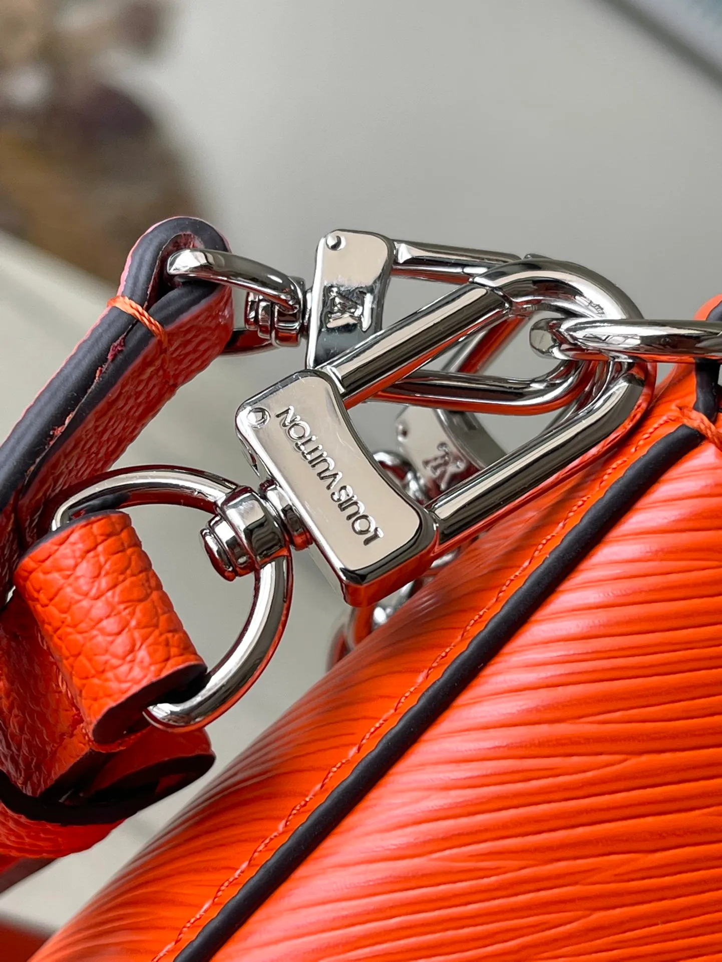💰1300 (top layer leather) top original order M22736 orange Marellini handbag uses the iconic Epi leather, integrating the smart elements of the Marelle handbag into a more compact configuration. The round coin purse can be removed at will and fixed to the bag's mirror-studded front patch pocket via a chain. Dimensions: 19×13.5×6.5 cm