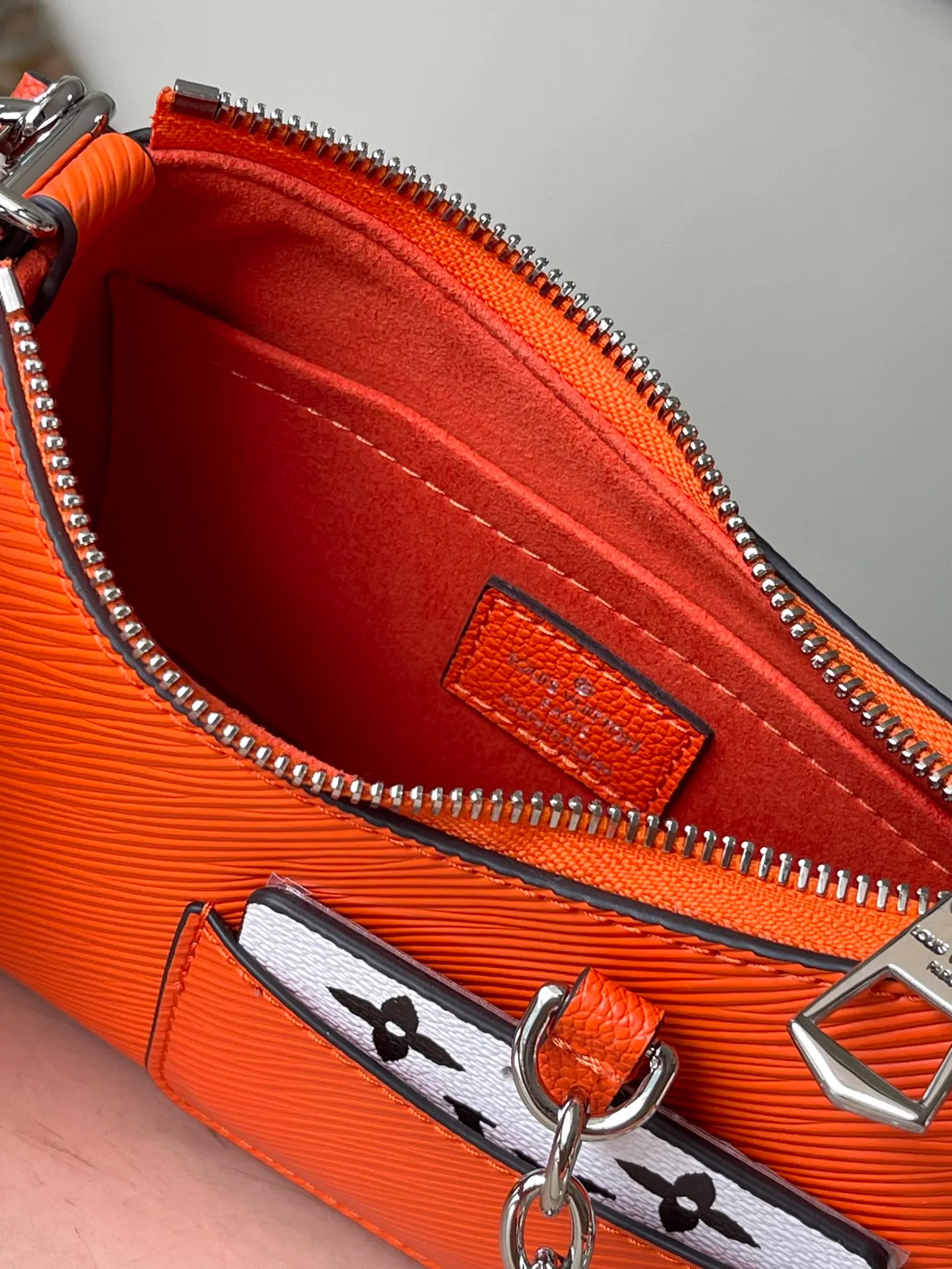 💰1300 (top layer leather) top original order M22736 orange Marellini handbag uses the iconic Epi leather, integrating the smart elements of the Marelle handbag into a more compact configuration. The round coin purse can be removed at will and fixed to the bag's mirror-studded front patch pocket via a chain. Dimensions: 19×13.5×6.5 cm