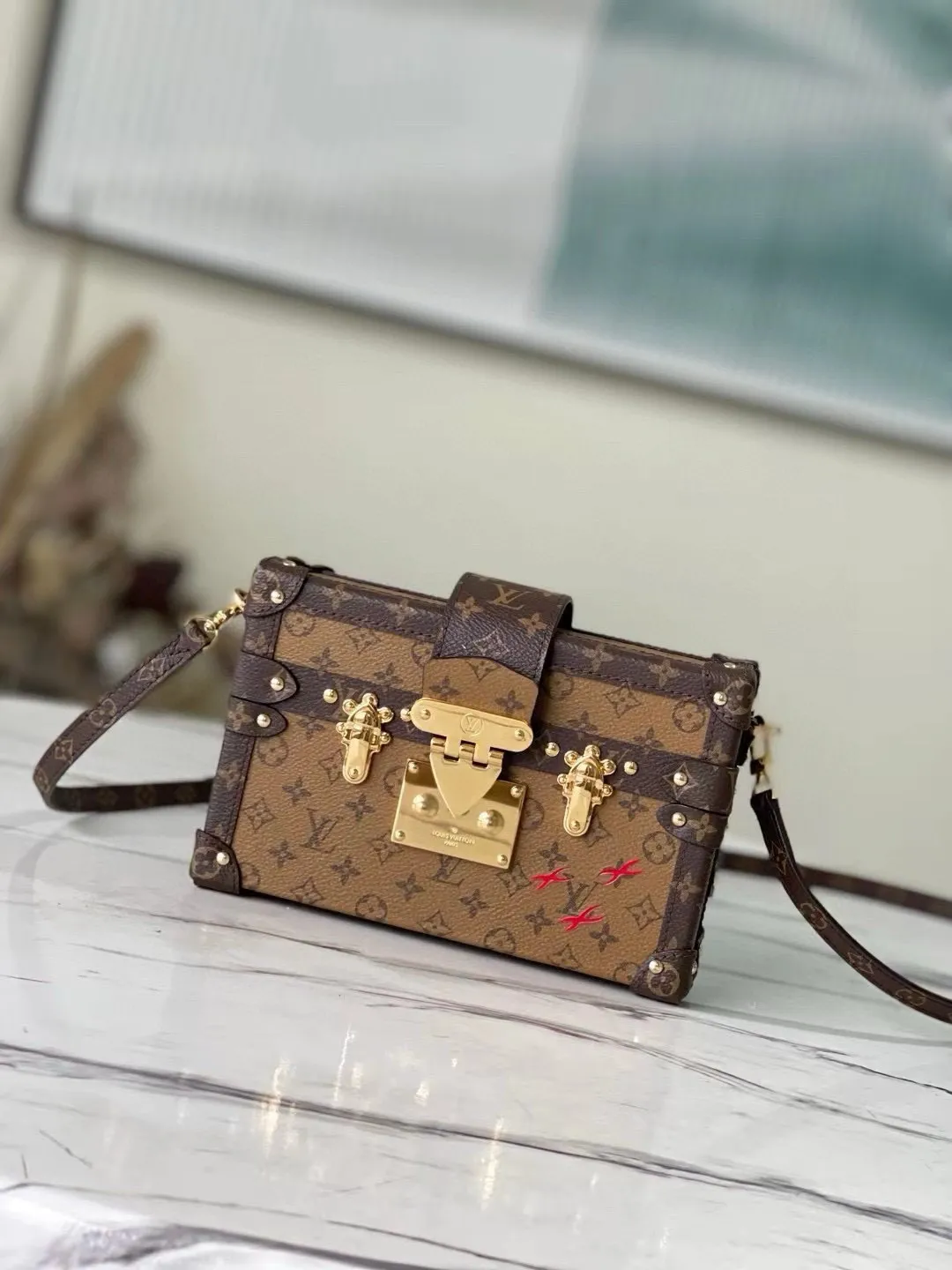 💰1040 (steel hardware) top original M44154 M45960 classic configuration, Monogram Reverse canvas, gold locks and accessories, and even sheepskin lining that reproduces the brand's traditional pattern, with silky calfskin trim, presenting a fashionable "pocket hard case" through craftsmanship. Dimensions: 20.0 x 12.5 x 5.0 cm