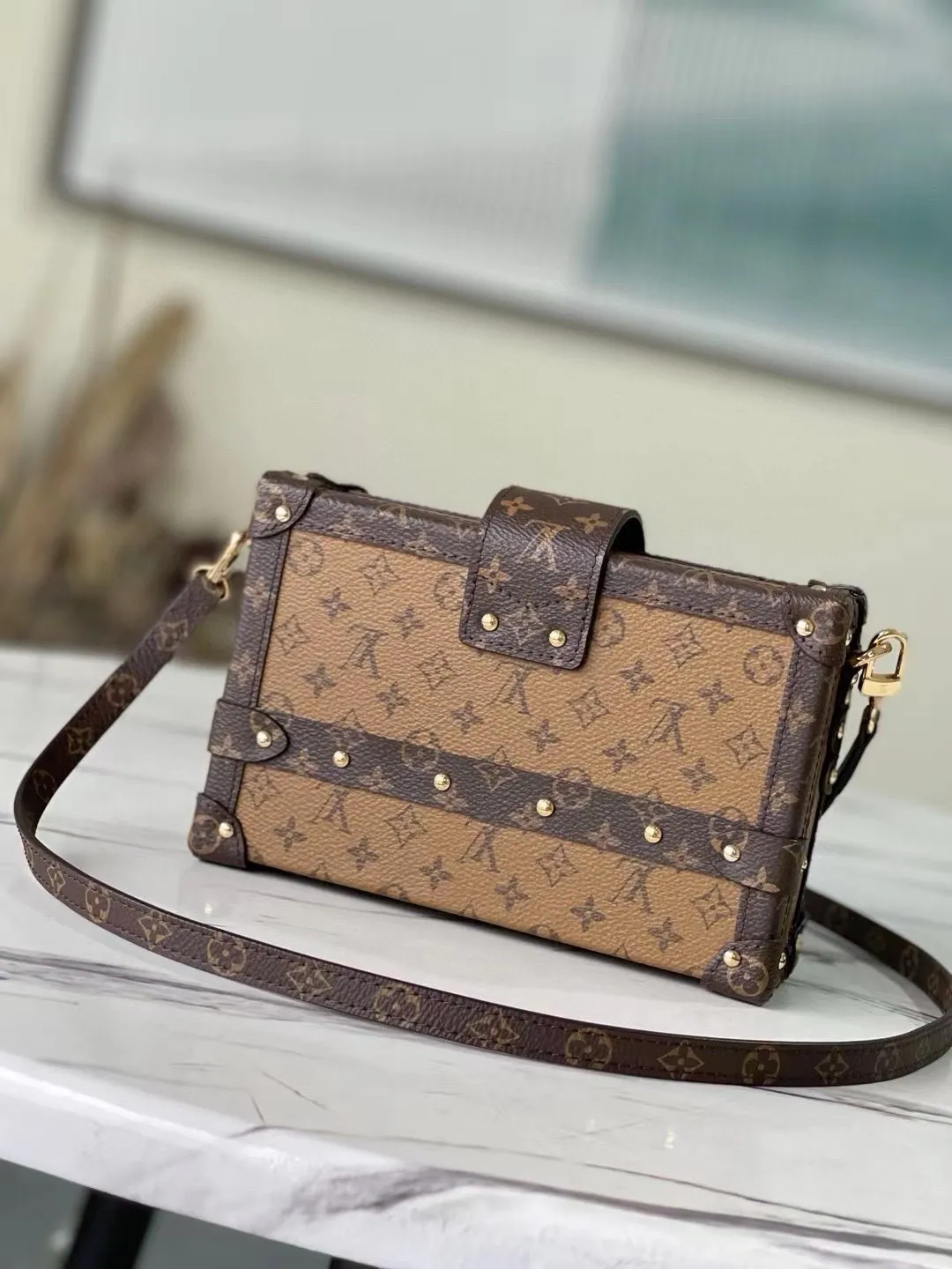💰1040 (steel hardware) top original M44154 M45960 classic configuration, Monogram Reverse canvas, gold locks and accessories, and even sheepskin lining that reproduces the brand's traditional pattern, with silky calfskin trim, presenting a fashionable "pocket hard case" through craftsmanship. Dimensions: 20.0 x 12.5 x 5.0 cm