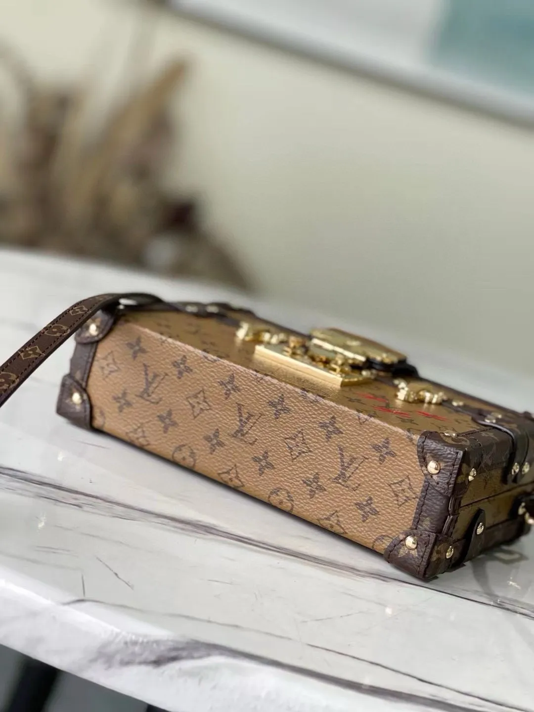 💰1040 (steel hardware) top original M44154 M45960 classic configuration, Monogram Reverse canvas, gold locks and accessories, and even sheepskin lining that reproduces the brand's traditional pattern, with silky calfskin trim, presenting a fashionable "pocket hard case" through craftsmanship. Dimensions: 20.0 x 12.5 x 5.0 cm