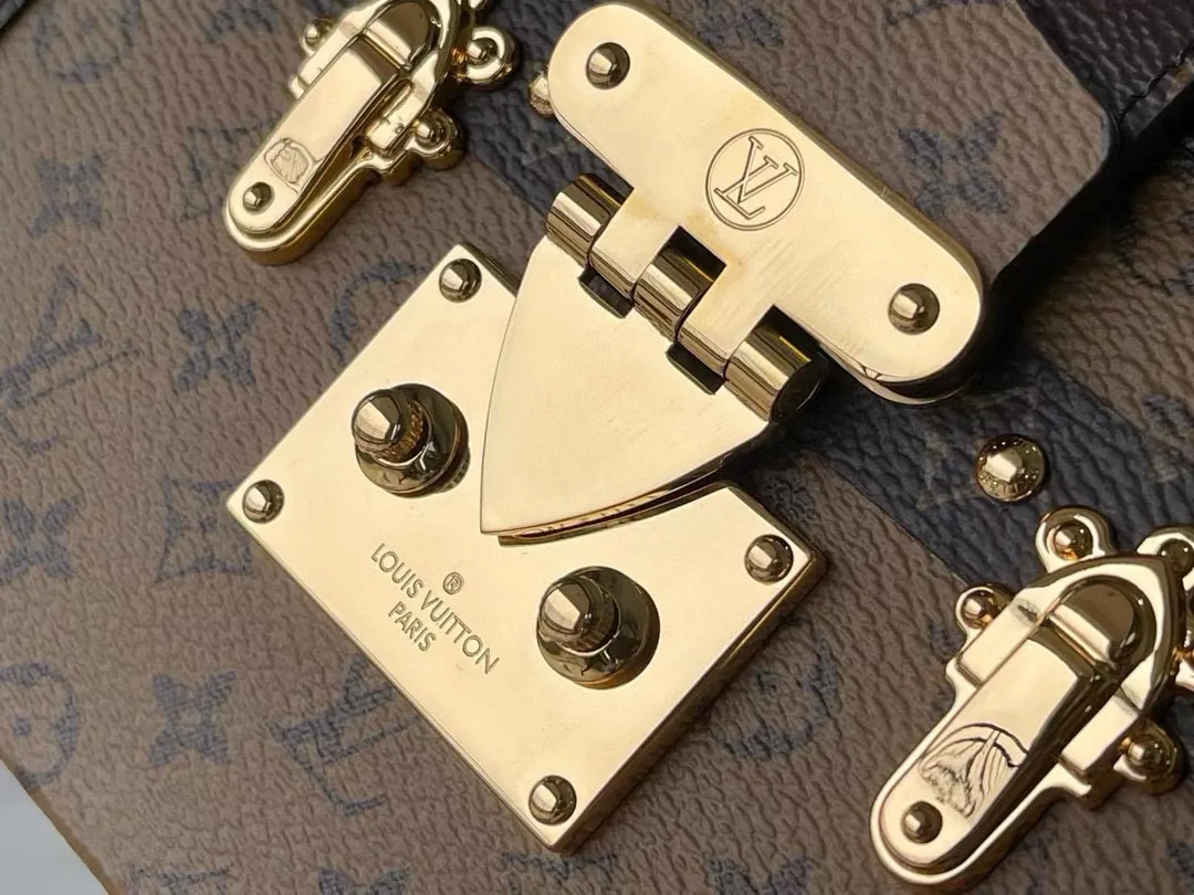 💰1040 (steel hardware) top original M44154 M45960 classic configuration, Monogram Reverse canvas, gold locks and accessories, and even sheepskin lining that reproduces the brand's traditional pattern, with silky calfskin trim, presenting a fashionable "pocket hard case" through craftsmanship. Dimensions: 20.0 x 12.5 x 5.0 cm