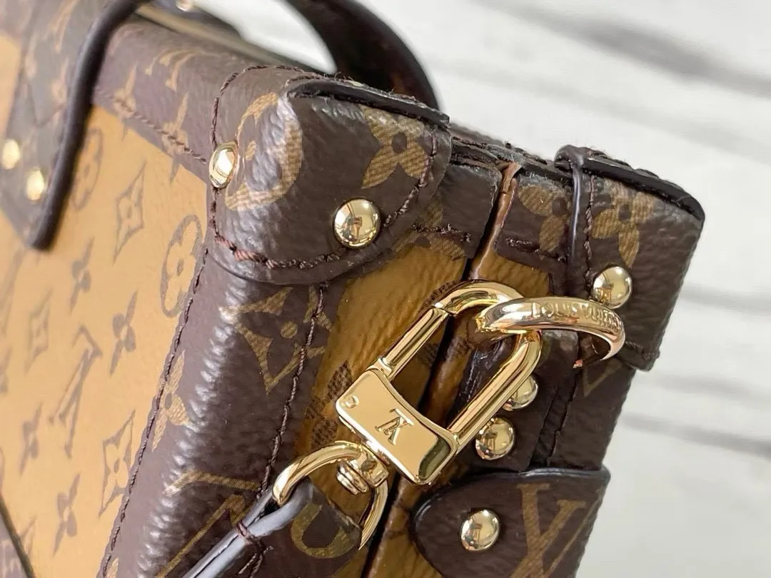 💰1040 (steel hardware) top original M44154 M45960 classic configuration, Monogram Reverse canvas, gold locks and accessories, and even sheepskin lining that reproduces the brand's traditional pattern, with silky calfskin trim, presenting a fashionable "pocket hard case" through craftsmanship. Dimensions: 20.0 x 12.5 x 5.0 cm