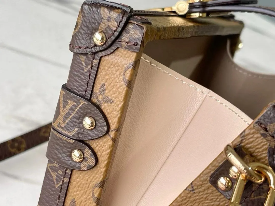 💰1040 (steel hardware) top original M44154 M45960 classic configuration, Monogram Reverse canvas, gold locks and accessories, and even sheepskin lining that reproduces the brand's traditional pattern, with silky calfskin trim, presenting a fashionable "pocket hard case" through craftsmanship. Dimensions: 20.0 x 12.5 x 5.0 cm