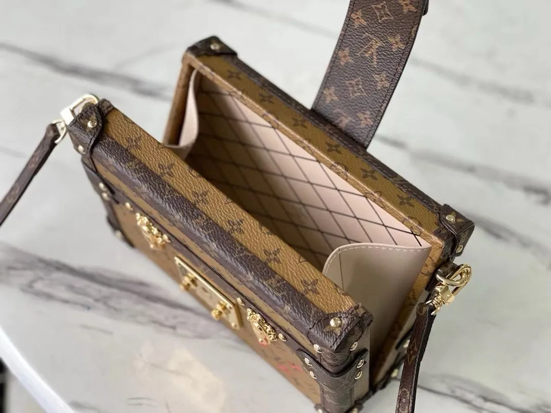 💰1040 (steel hardware) top original M44154 M45960 classic configuration, Monogram Reverse canvas, gold locks and accessories, and even sheepskin lining that reproduces the brand's traditional pattern, with silky calfskin trim, presenting a fashionable "pocket hard case" through craftsmanship. Dimensions: 20.0 x 12.5 x 5.0 cm